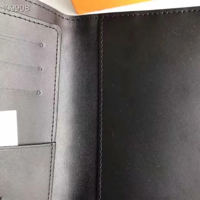 P100lv Wallet Coin Clip M60181 A must-have accessory for modern travelers, this coated canvas passport cover combines fashion and practicality. Equipped with four credit card slots and two convenient pockets for quick access to your passport. Dimensions: 10.0 x 14.0 x 2.5 cm ~
