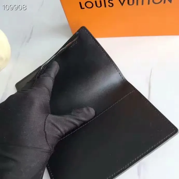P100lv Wallet Coin Clip M60181 A must-have accessory for modern travelers, this coated canvas passport cover combines fashion and practicality. Equipped with four credit card slots and two convenient pockets for quick access to your passport. Dimensions: 10.0 x 14.0 x 2.5 cm ~
