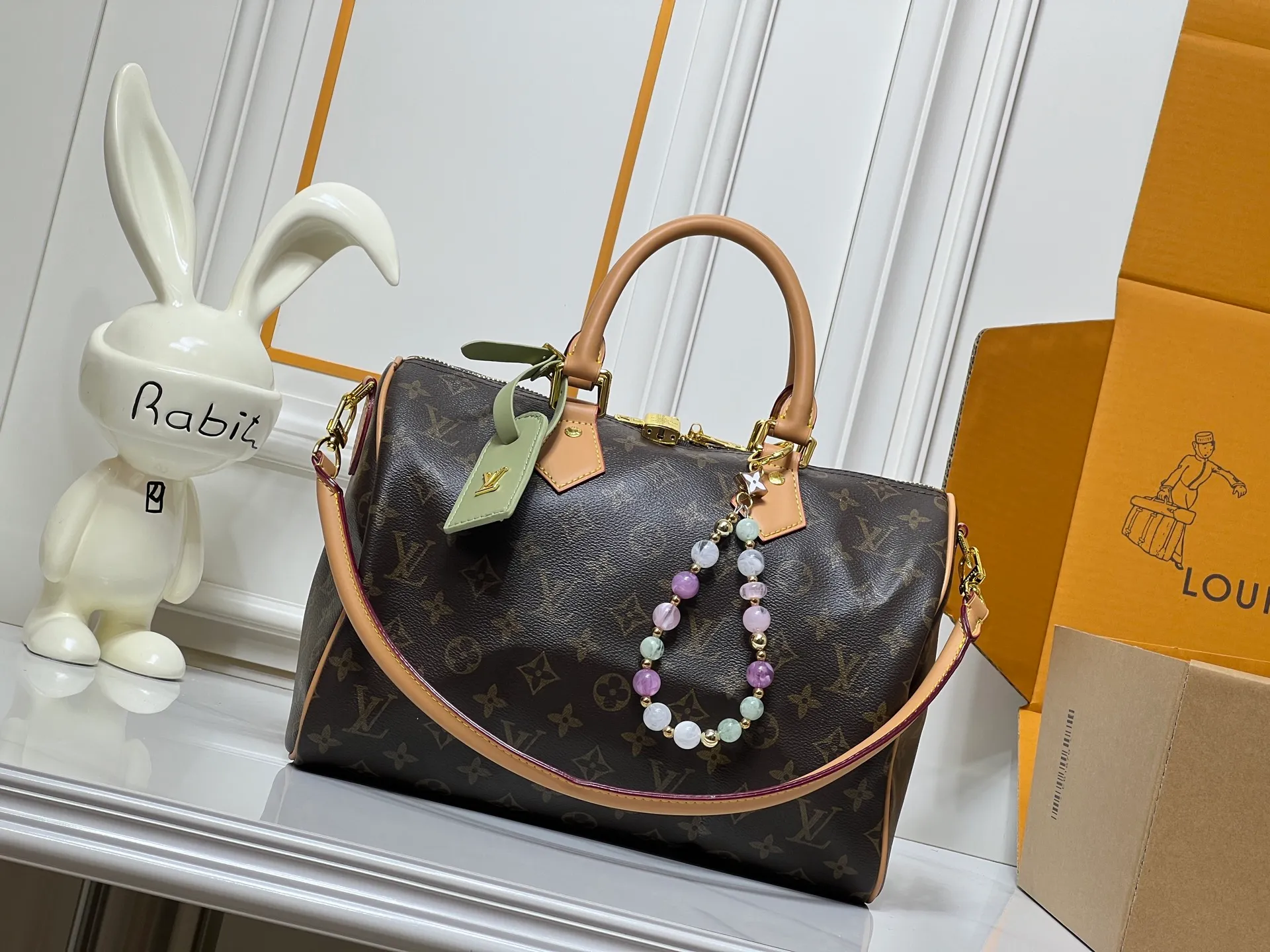 Batch 260💰Upgraded from the original M15107 M12803 M11945 M12243 M87212 M40391 Speedy Soft 30 Boho handbag is made of classic Monogram coated canvas, with leather lining and zipper inner pocket to inject color contrast. Ostrich leather trim and beaded chains bring the visual focus, while the key holder and address plate are thoughtful details, and the Toron handle allows for a variety of carrying options. Dimensions: 30.0 x 21.0 x 17.0 cm (length x height x width)