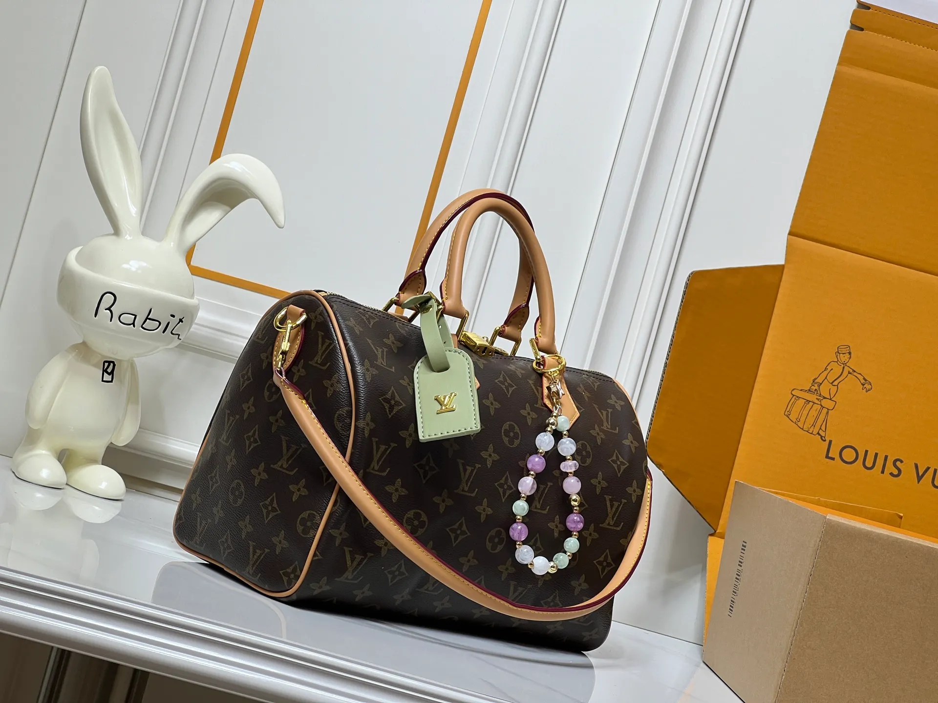 Batch 260💰Upgraded from the original M15107 M12803 M11945 M12243 M87212 M40391 Speedy Soft 30 Boho handbag is made of classic Monogram coated canvas, with leather lining and zipper inner pocket to inject color contrast. Ostrich leather trim and beaded chains bring the visual focus, while the key holder and address plate are thoughtful details, and the Toron handle allows for a variety of carrying options. Dimensions: 30.0 x 21.0 x 17.0 cm (length x height x width)