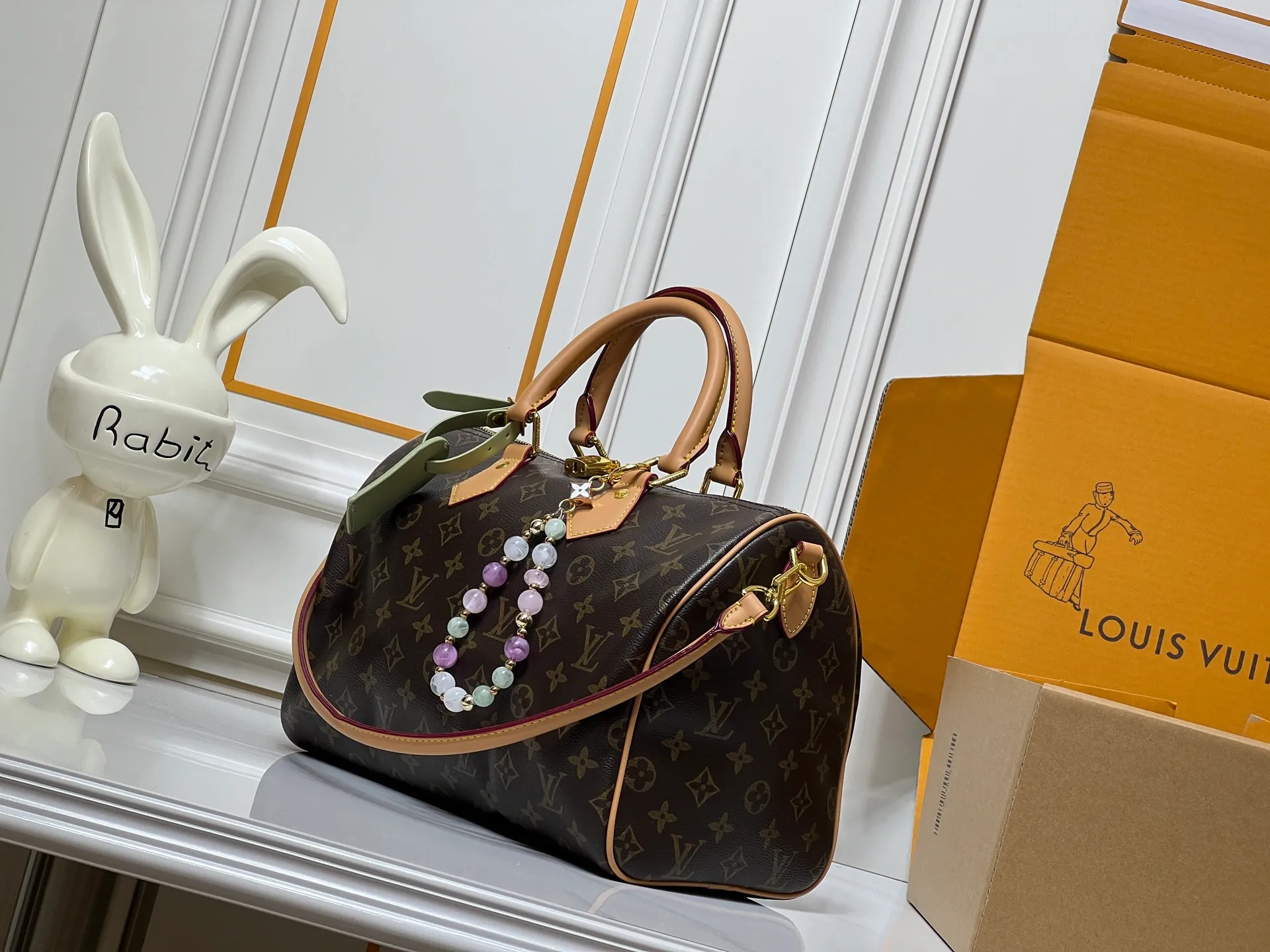 Batch 260💰Upgraded from the original M15107 M12803 M11945 M12243 M87212 M40391 Speedy Soft 30 Boho handbag is made of classic Monogram coated canvas, with leather lining and zipper inner pocket to inject color contrast. Ostrich leather trim and beaded chains bring the visual focus, while the key holder and address plate are thoughtful details, and the Toron handle allows for a variety of carrying options. Dimensions: 30.0 x 21.0 x 17.0 cm (length x height x width)