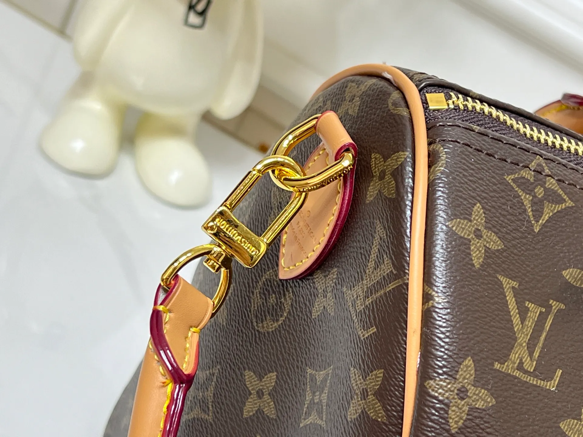 Batch 260💰Upgraded from the original M15107 M12803 M11945 M12243 M87212 M40391 Speedy Soft 30 Boho handbag is made of classic Monogram coated canvas, with leather lining and zipper inner pocket to inject color contrast. Ostrich leather trim and beaded chains bring the visual focus, while the key holder and address plate are thoughtful details, and the Toron handle allows for a variety of carrying options. Dimensions: 30.0 x 21.0 x 17.0 cm (length x height x width)