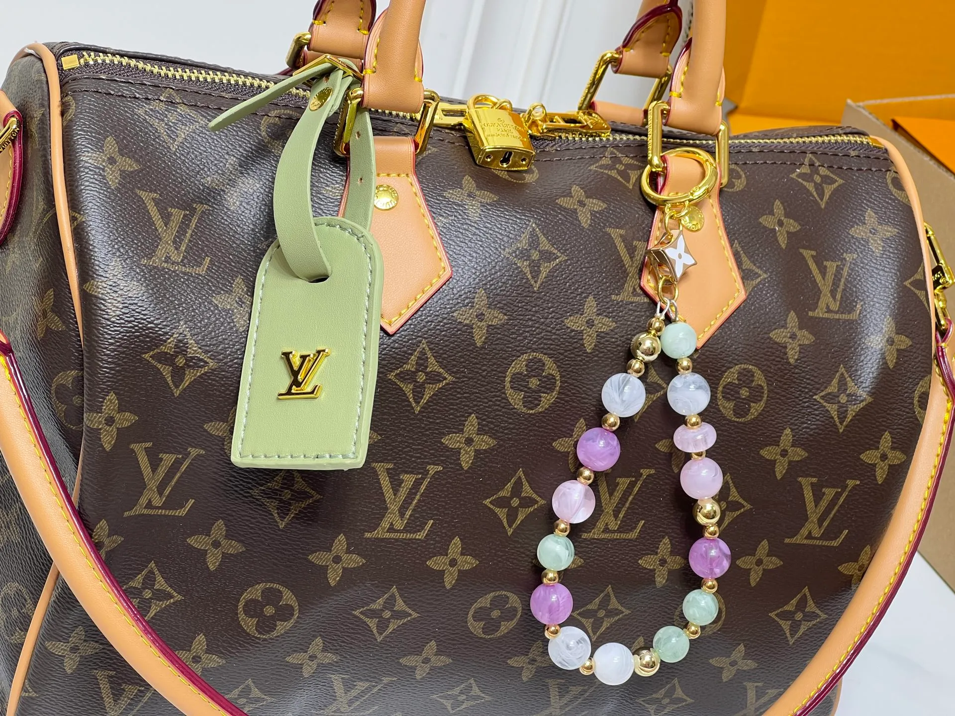 Batch 260💰Upgraded from the original M15107 M12803 M11945 M12243 M87212 M40391 Speedy Soft 30 Boho handbag is made of classic Monogram coated canvas, with leather lining and zipper inner pocket to inject color contrast. Ostrich leather trim and beaded chains bring the visual focus, while the key holder and address plate are thoughtful details, and the Toron handle allows for a variety of carrying options. Dimensions: 30.0 x 21.0 x 17.0 cm (length x height x width)