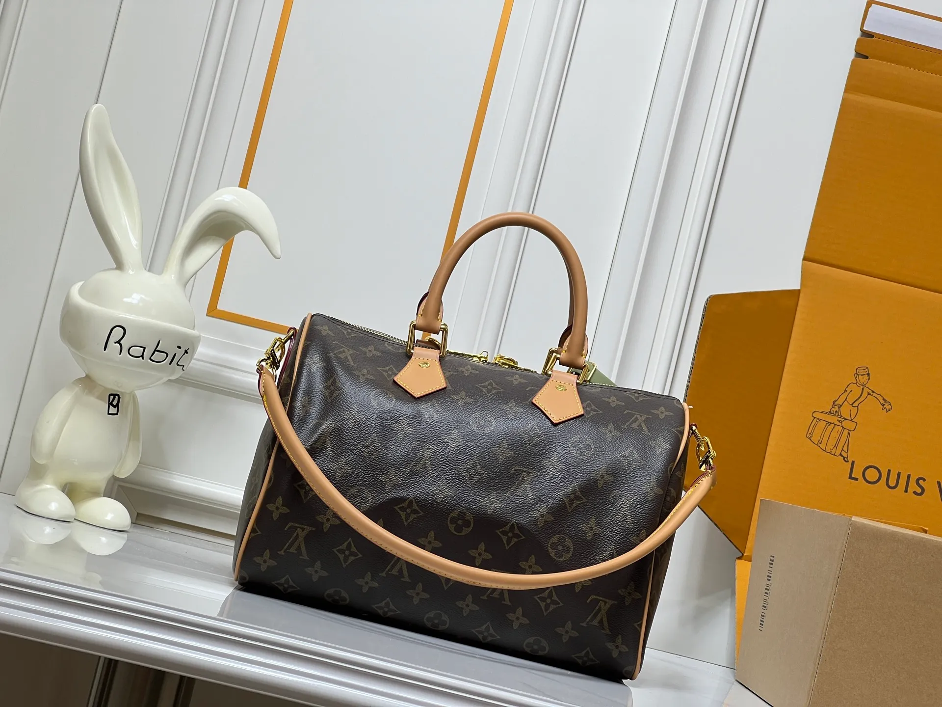 Batch 260💰Upgraded from the original M15107 M12803 M11945 M12243 M87212 M40391 Speedy Soft 30 Boho handbag is made of classic Monogram coated canvas, with leather lining and zipper inner pocket to inject color contrast. Ostrich leather trim and beaded chains bring the visual focus, while the key holder and address plate are thoughtful details, and the Toron handle allows for a variety of carrying options. Dimensions: 30.0 x 21.0 x 17.0 cm (length x height x width)