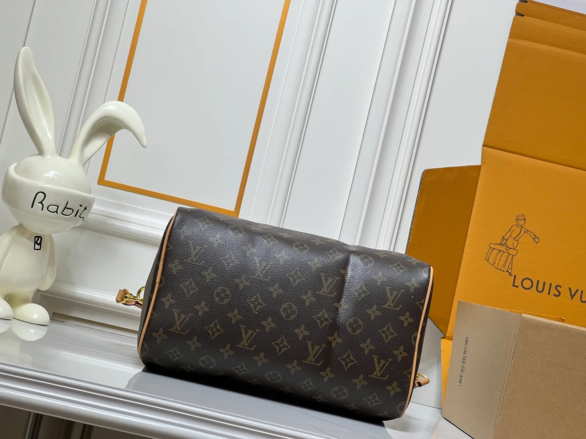 Batch 260💰Upgraded from the original M15107 M12803 M11945 M12243 M87212 M40391 Speedy Soft 30 Boho handbag is made of classic Monogram coated canvas, with leather lining and zipper inner pocket to inject color contrast. Ostrich leather trim and beaded chains bring the visual focus, while the key holder and address plate are thoughtful details, and the Toron handle allows for a variety of carrying options. Dimensions: 30.0 x 21.0 x 17.0 cm (length x height x width)