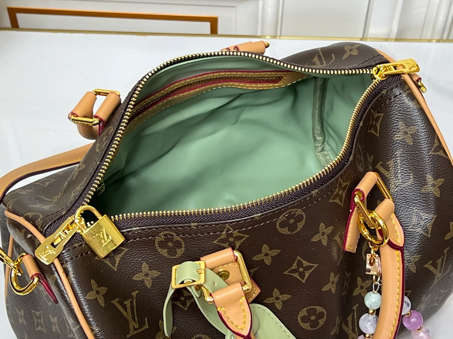 Batch 260💰Upgraded from the original M15107 M12803 M11945 M12243 M87212 M40391 Speedy Soft 30 Boho handbag is made of classic Monogram coated canvas, with leather lining and zipper inner pocket to inject color contrast. Ostrich leather trim and beaded chains bring the visual focus, while the key holder and address plate are thoughtful details, and the Toron handle allows for a variety of carrying options. Dimensions: 30.0 x 21.0 x 17.0 cm (length x height x width)