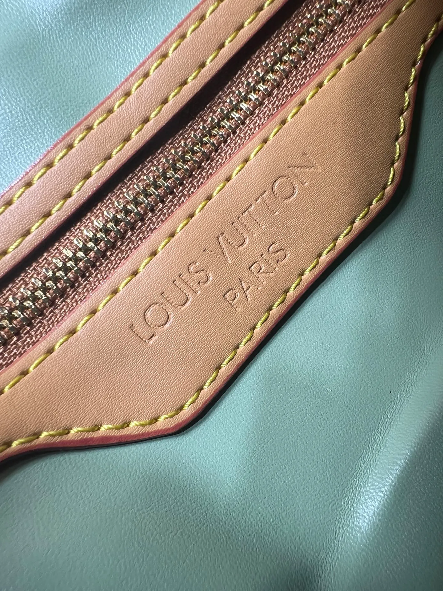 Batch 260💰Upgraded from the original M15107 M12803 M11945 M12243 M87212 M40391 Speedy Soft 30 Boho handbag is made of classic Monogram coated canvas, with leather lining and zipper inner pocket to inject color contrast. Ostrich leather trim and beaded chains bring the visual focus, while the key holder and address plate are thoughtful details, and the Toron handle allows for a variety of carrying options. Dimensions: 30.0 x 21.0 x 17.0 cm (length x height x width)