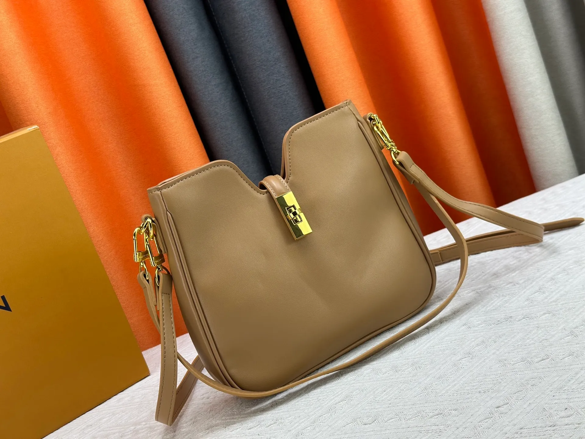P300 small size M120693 M119563 Louis Vuitton's new style has quietly returned to the minimalist elegance. This new design has soft lines and uses the Hobo outline to outline a casual sense of calmness. This is a bag that deliberately attracts attention and captures people's hearts with its low-key and restrained charm. Internal zipper pocket Size: small 24.5x21.5x5cm large 36×29.5×7cm