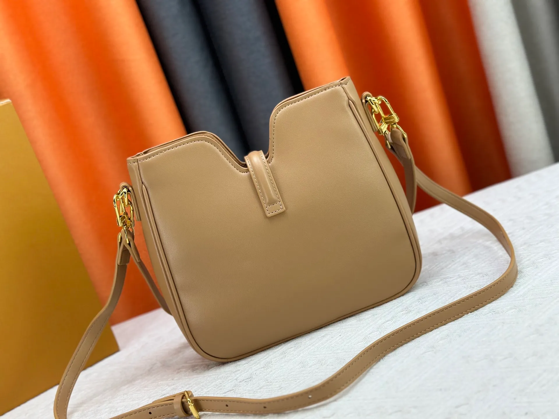 P300 small size M120693 M119563 Louis Vuitton's new style has quietly returned to the minimalist elegance. This new design has soft lines and uses the Hobo outline to outline a casual sense of calmness. This is a bag that deliberately attracts attention and captures people's hearts with its low-key and restrained charm. Internal zipper pocket Size: small 24.5x21.5x5cm large 36×29.5×7cm