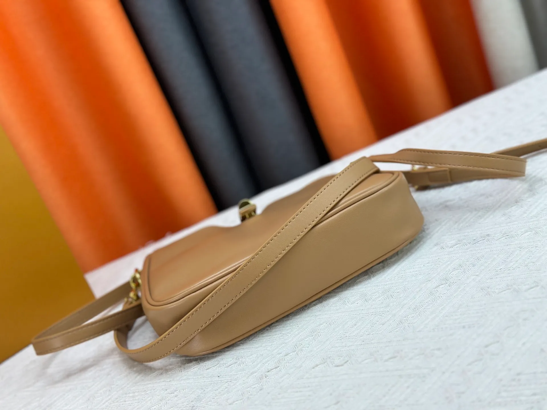 P300 small size M120693 M119563 Louis Vuitton's new style has quietly returned to the minimalist elegance. This new design has soft lines and uses the Hobo outline to outline a casual sense of calmness. This is a bag that deliberately attracts attention and captures people's hearts with its low-key and restrained charm. Internal zipper pocket Size: small 24.5x21.5x5cm large 36×29.5×7cm