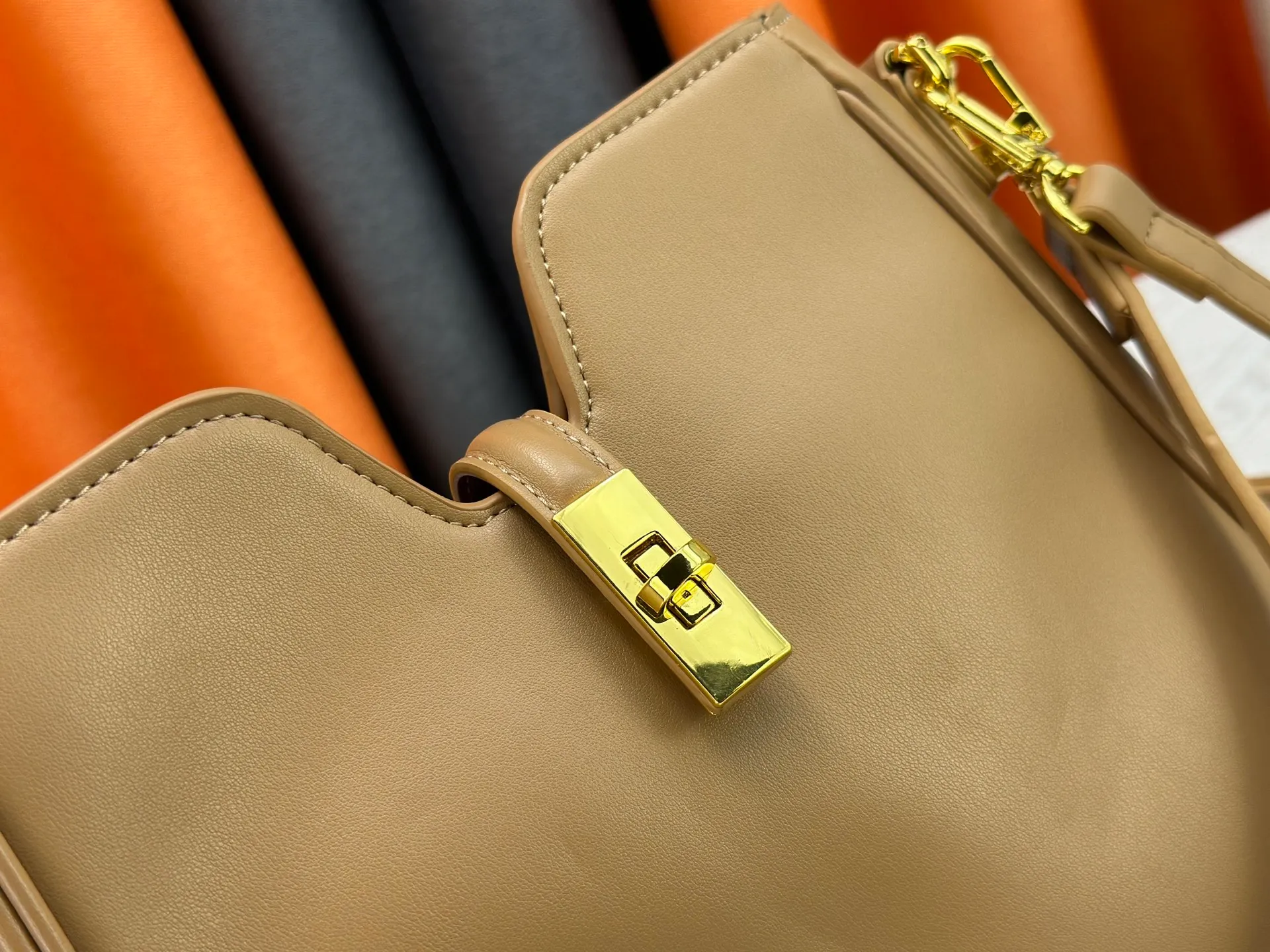P300 small size M120693 M119563 Louis Vuitton's new style has quietly returned to the minimalist elegance. This new design has soft lines and uses the Hobo outline to outline a casual sense of calmness. This is a bag that deliberately attracts attention and captures people's hearts with its low-key and restrained charm. Internal zipper pocket Size: small 24.5x21.5x5cm large 36×29.5×7cm