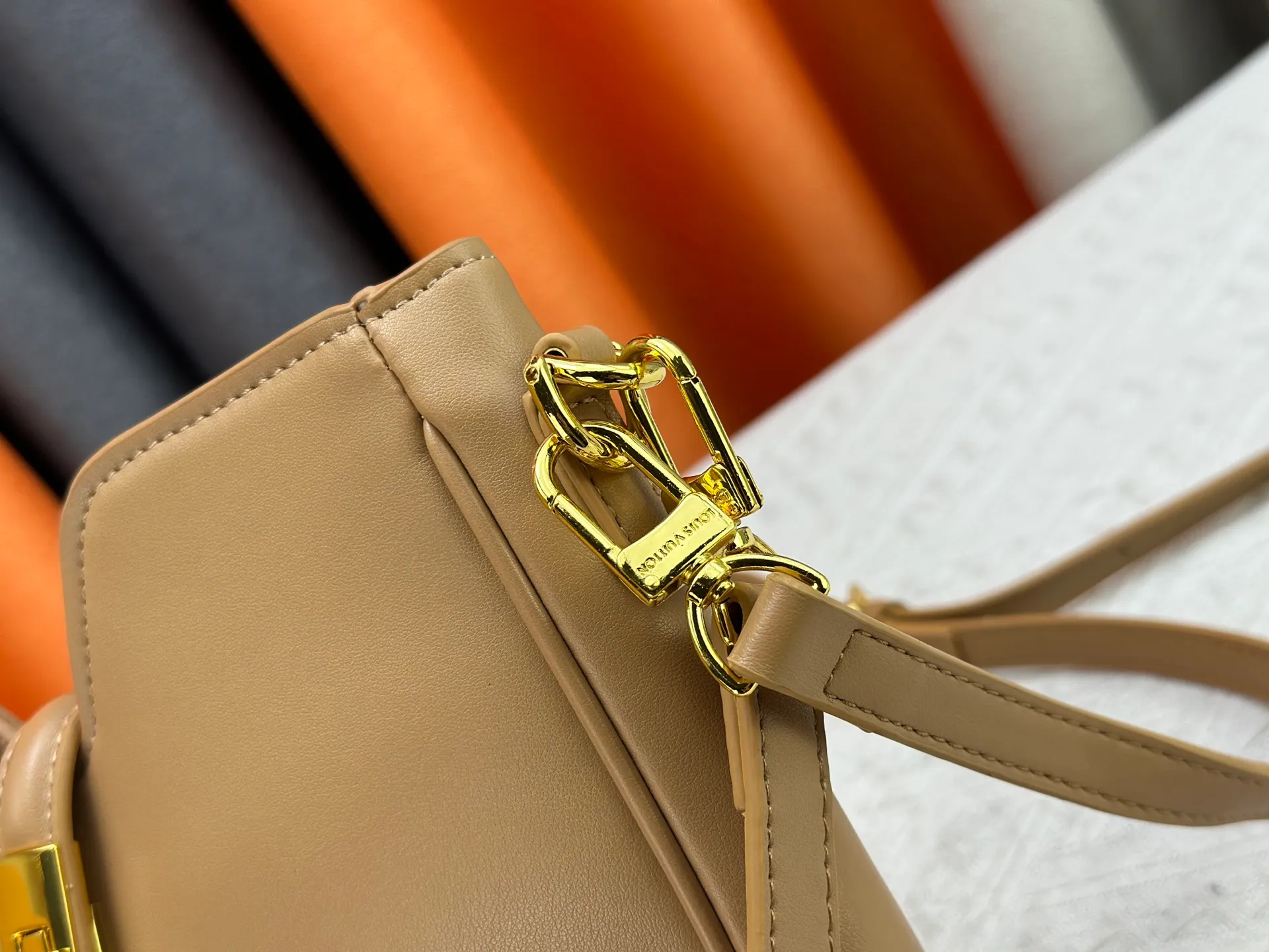 P300 small size M120693 M119563 Louis Vuitton's new style has quietly returned to the minimalist elegance. This new design has soft lines and uses the Hobo outline to outline a casual sense of calmness. This is a bag that deliberately attracts attention and captures people's hearts with its low-key and restrained charm. Internal zipper pocket Size: small 24.5x21.5x5cm large 36×29.5×7cm