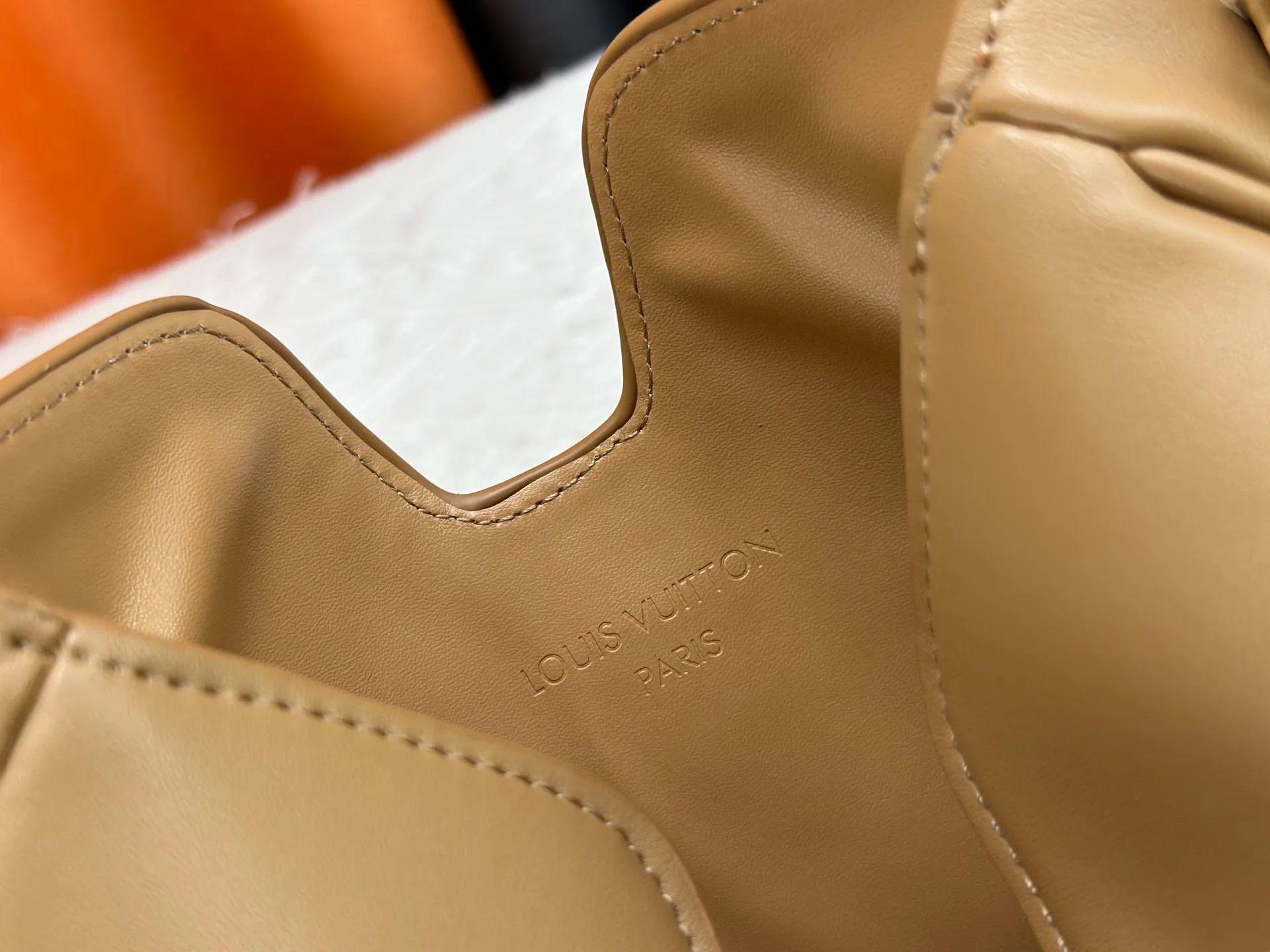 P300 small size M120693 M119563 Louis Vuitton's new style has quietly returned to the minimalist elegance. This new design has soft lines and uses the Hobo outline to outline a casual sense of calmness. This is a bag that deliberately attracts attention and captures people's hearts with its low-key and restrained charm. Internal zipper pocket Size: small 24.5x21.5x5cm large 36×29.5×7cm