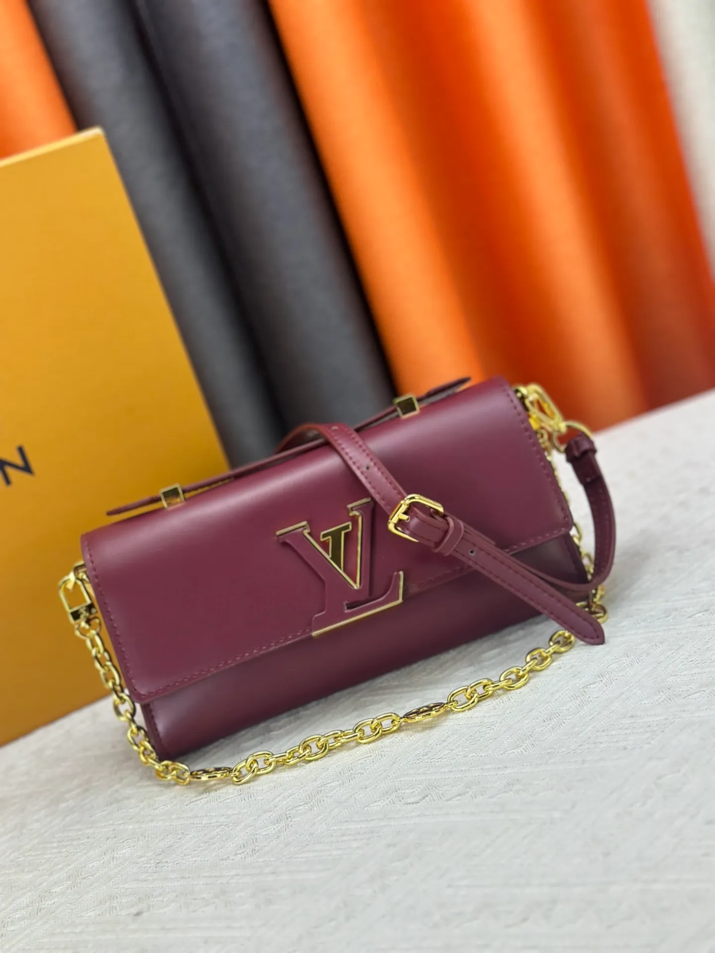 P260 M12143 black M12405 red M12265 white Wallet On Chain Capucines handbag combines exquisite craftsmanship and elegant style. It is embellished with classic LV letters in smooth leather. It is equipped with a detachable metal chain and leather shoulder strap, which can be carried by hand, shoulder or cross-body. The neat interior features Monogram floral magnet fastening, patch pockets, and card compartment.  12 x 4 x 23 cm (H x W x L) Cowhide Leather Trimming Cowhide lining Metal hardware Monogram floral magnetic closure Large main compartment Internal patch pocket with card compartment Shoulder strap: removable, adjustable Half-length strap: 43.0 cm Strap half-length adjustable to: 53.0 cm Chain: Removable Chain half-length: 22.5 cm Handle: Single handle