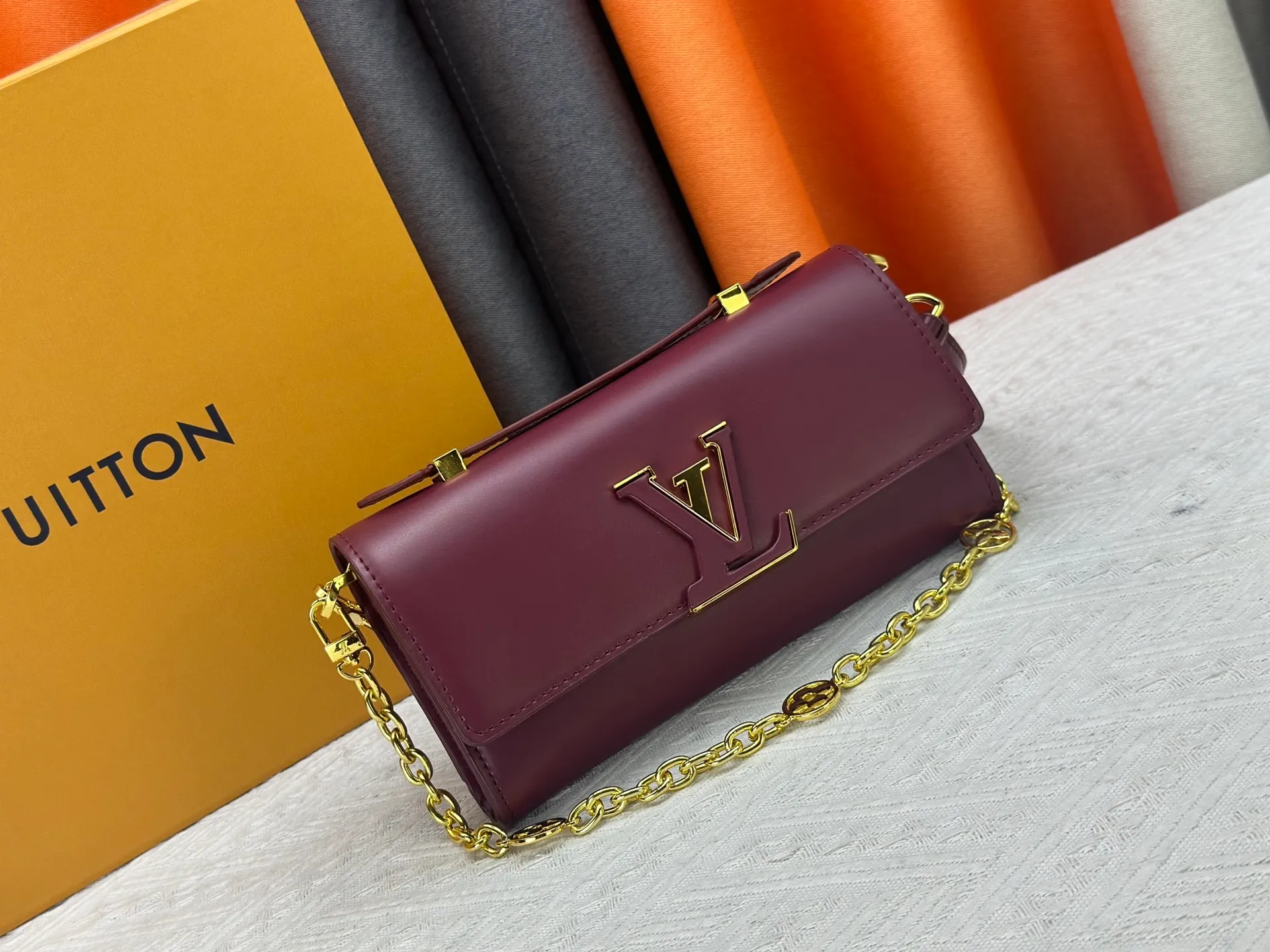 P260 M12143 black M12405 red M12265 white Wallet On Chain Capucines handbag combines exquisite craftsmanship and elegant style. It is embellished with classic LV letters in smooth leather. It is equipped with a detachable metal chain and leather shoulder strap, which can be carried by hand, shoulder or cross-body. The neat interior features Monogram floral magnet fastening, patch pockets, and card compartment.  12 x 4 x 23 cm (H x W x L) Cowhide Leather Trimming Cowhide lining Metal hardware Monogram floral magnetic closure Large main compartment Internal patch pocket with card compartment Shoulder strap: removable, adjustable Half-length strap: 43.0 cm Strap half-length adjustable to: 53.0 cm Chain: Removable Chain half-length: 22.5 cm Handle: Single handle