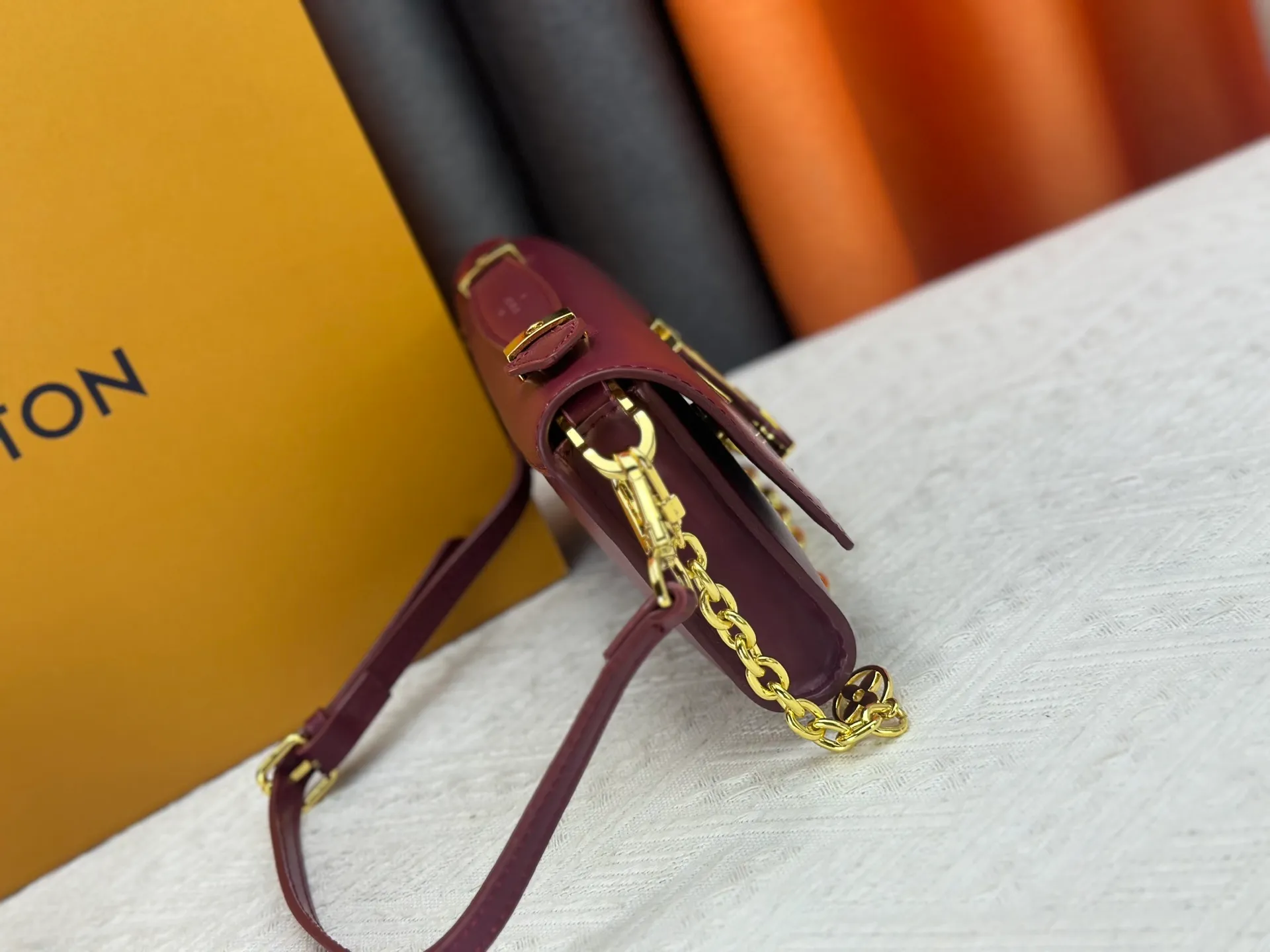 P260 M12143 black M12405 red M12265 white Wallet On Chain Capucines handbag combines exquisite craftsmanship and elegant style. It is embellished with classic LV letters in smooth leather. It is equipped with a detachable metal chain and leather shoulder strap, which can be carried by hand, shoulder or cross-body. The neat interior features Monogram floral magnet fastening, patch pockets, and card compartment.  12 x 4 x 23 cm (H x W x L) Cowhide Leather Trimming Cowhide lining Metal hardware Monogram floral magnetic closure Large main compartment Internal patch pocket with card compartment Shoulder strap: removable, adjustable Half-length strap: 43.0 cm Strap half-length adjustable to: 53.0 cm Chain: Removable Chain half-length: 22.5 cm Handle: Single handle