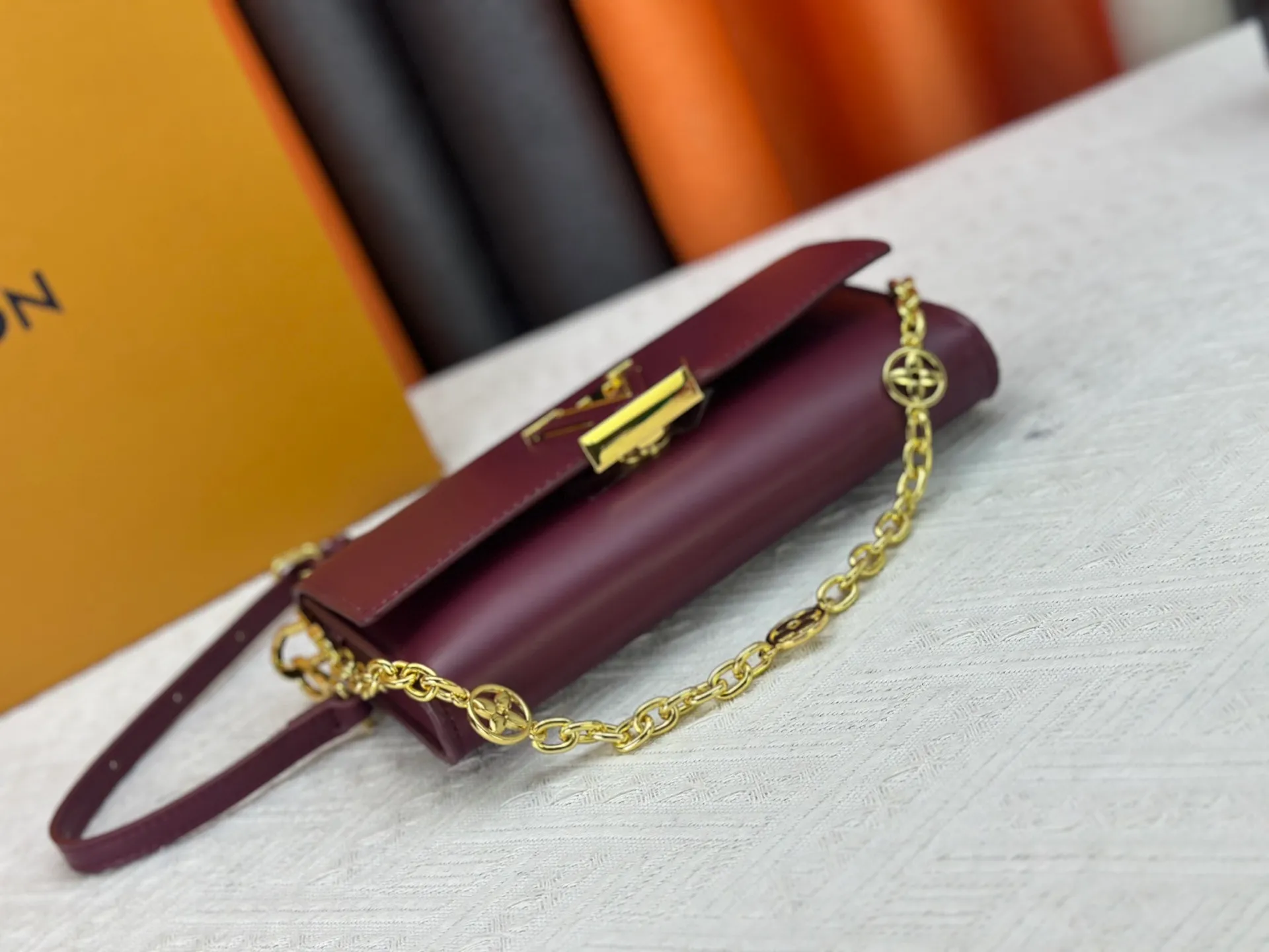 P260 M12143 black M12405 red M12265 white Wallet On Chain Capucines handbag combines exquisite craftsmanship and elegant style. It is embellished with classic LV letters in smooth leather. It is equipped with a detachable metal chain and leather shoulder strap, which can be carried by hand, shoulder or cross-body. The neat interior features Monogram floral magnet fastening, patch pockets, and card compartment.  12 x 4 x 23 cm (H x W x L) Cowhide Leather Trimming Cowhide lining Metal hardware Monogram floral magnetic closure Large main compartment Internal patch pocket with card compartment Shoulder strap: removable, adjustable Half-length strap: 43.0 cm Strap half-length adjustable to: 53.0 cm Chain: Removable Chain half-length: 22.5 cm Handle: Single handle