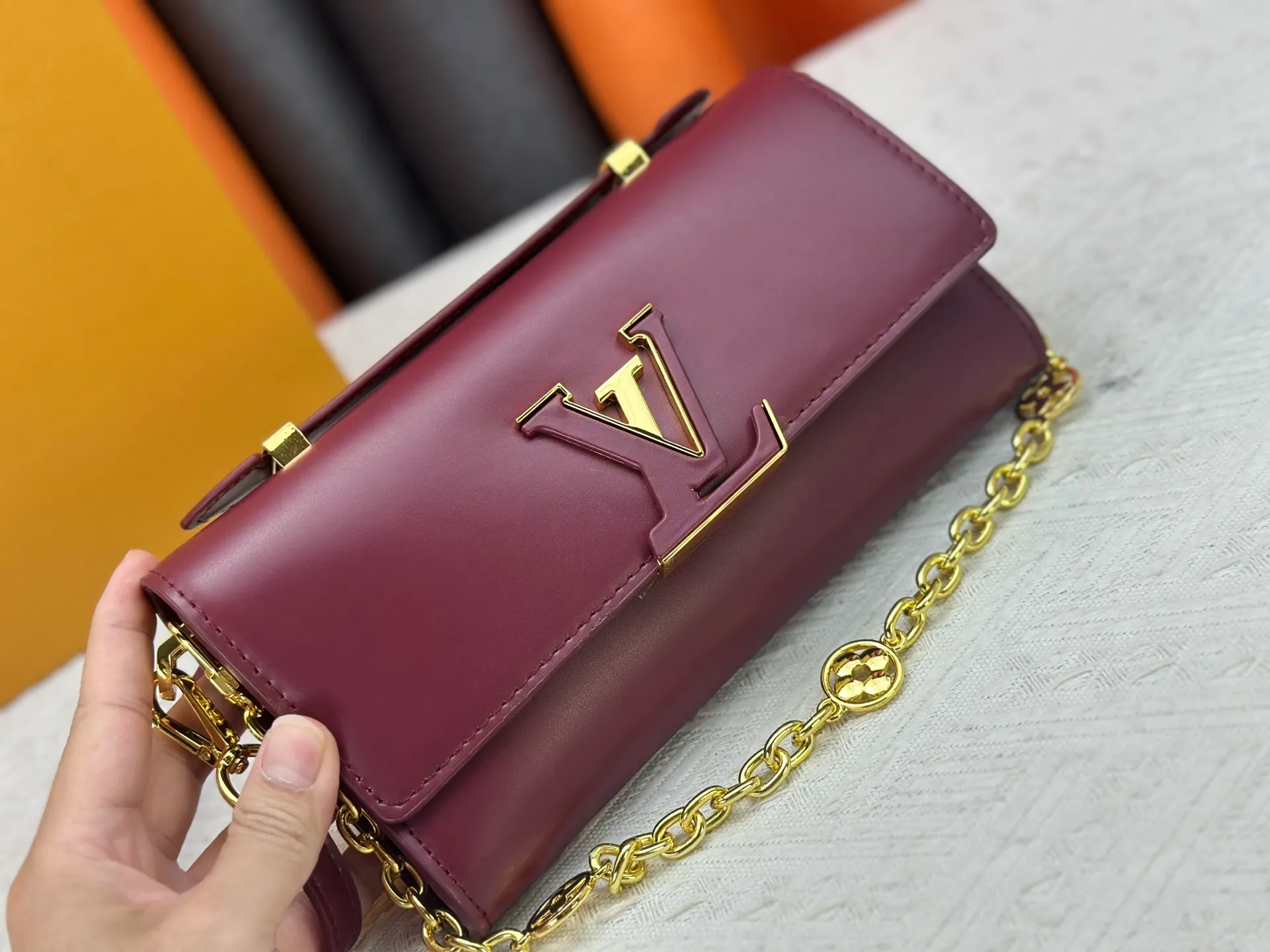 P260 M12143 black M12405 red M12265 white Wallet On Chain Capucines handbag combines exquisite craftsmanship and elegant style. It is embellished with classic LV letters in smooth leather. It is equipped with a detachable metal chain and leather shoulder strap, which can be carried by hand, shoulder or cross-body. The neat interior features Monogram floral magnet fastening, patch pockets, and card compartment.  12 x 4 x 23 cm (H x W x L) Cowhide Leather Trimming Cowhide lining Metal hardware Monogram floral magnetic closure Large main compartment Internal patch pocket with card compartment Shoulder strap: removable, adjustable Half-length strap: 43.0 cm Strap half-length adjustable to: 53.0 cm Chain: Removable Chain half-length: 22.5 cm Handle: Single handle