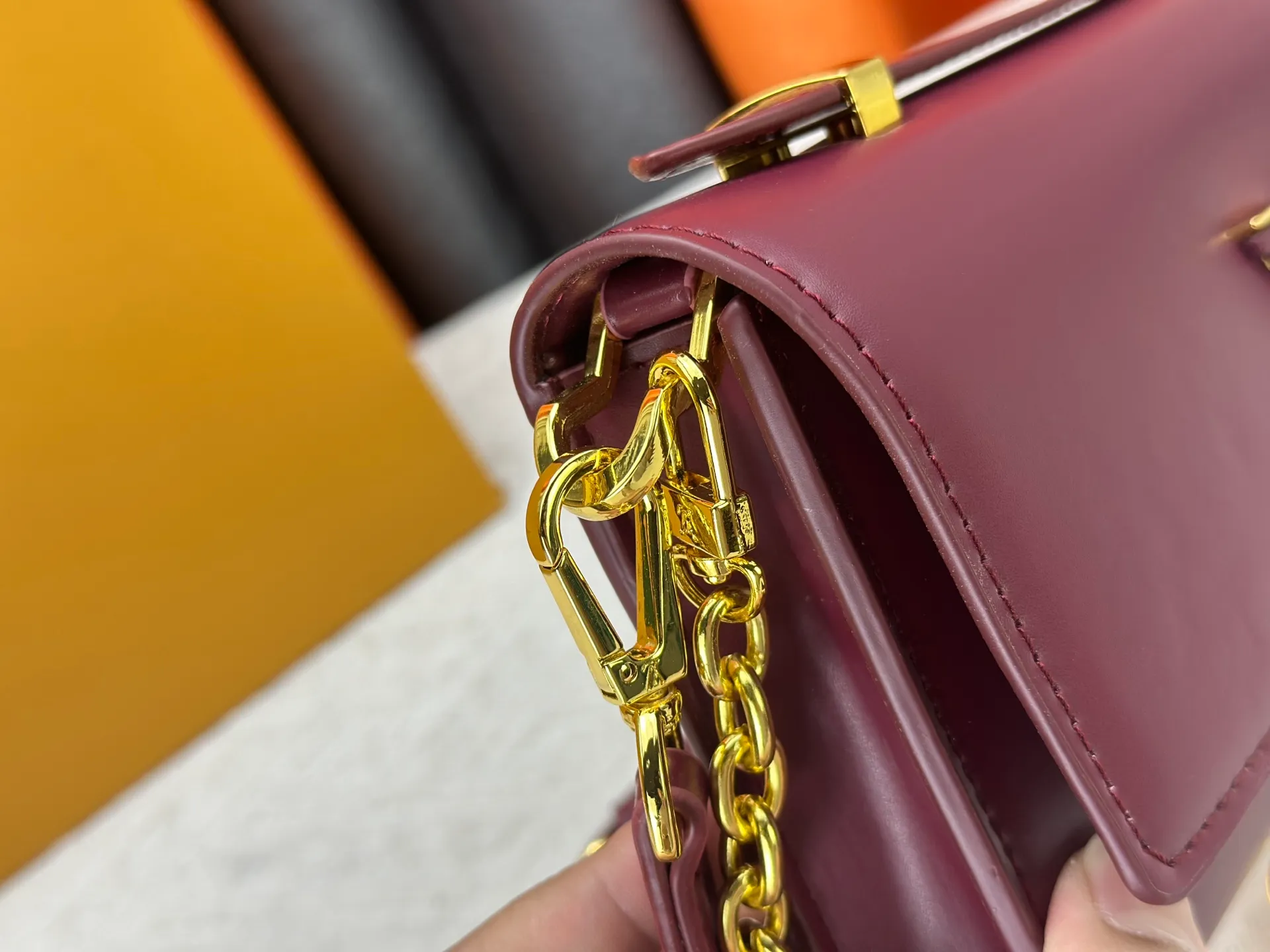 P260 M12143 black M12405 red M12265 white Wallet On Chain Capucines handbag combines exquisite craftsmanship and elegant style. It is embellished with classic LV letters in smooth leather. It is equipped with a detachable metal chain and leather shoulder strap, which can be carried by hand, shoulder or cross-body. The neat interior features Monogram floral magnet fastening, patch pockets, and card compartment.  12 x 4 x 23 cm (H x W x L) Cowhide Leather Trimming Cowhide lining Metal hardware Monogram floral magnetic closure Large main compartment Internal patch pocket with card compartment Shoulder strap: removable, adjustable Half-length strap: 43.0 cm Strap half-length adjustable to: 53.0 cm Chain: Removable Chain half-length: 22.5 cm Handle: Single handle