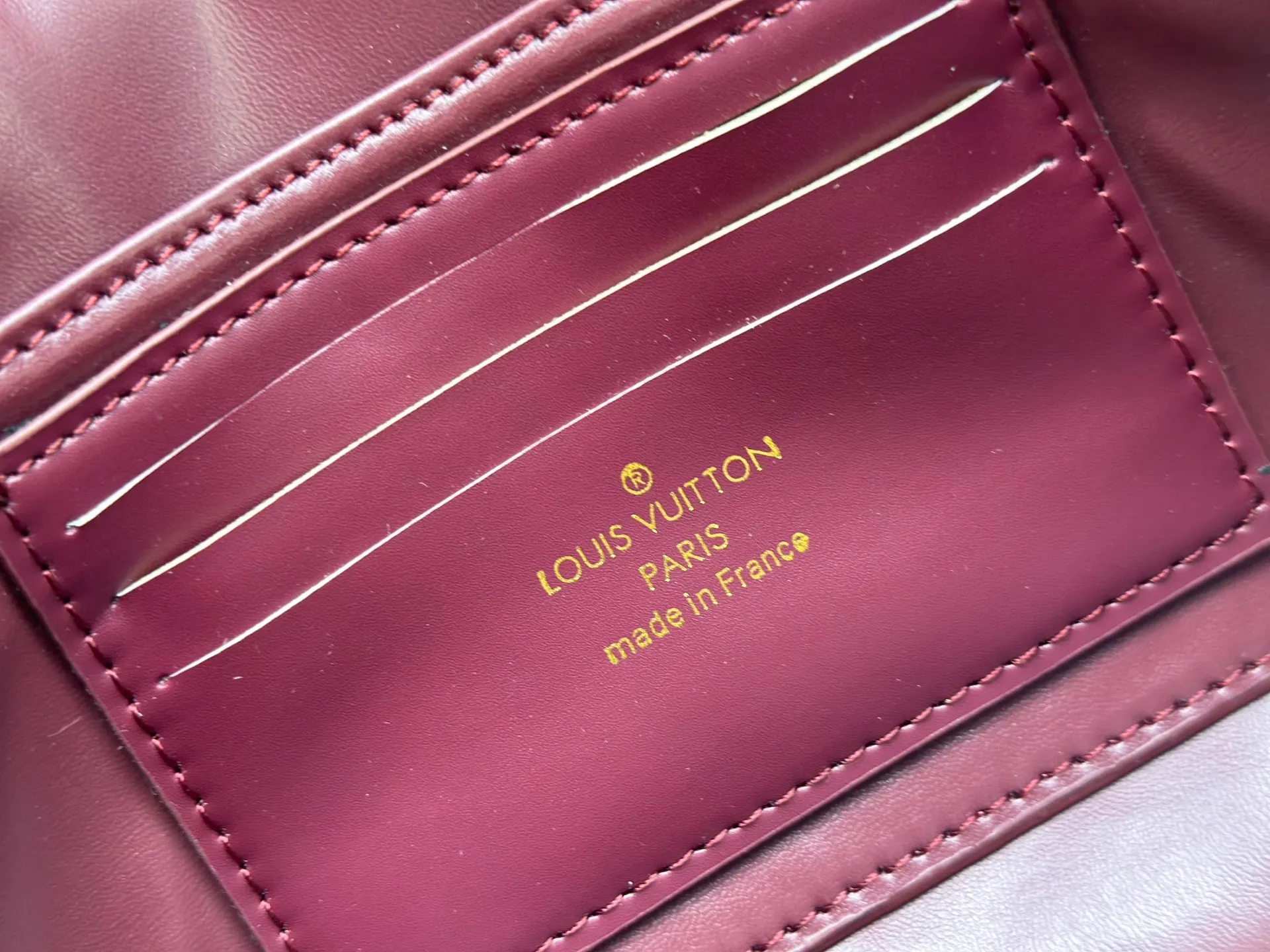 P260 M12143 black M12405 red M12265 white Wallet On Chain Capucines handbag combines exquisite craftsmanship and elegant style. It is embellished with classic LV letters in smooth leather. It is equipped with a detachable metal chain and leather shoulder strap, which can be carried by hand, shoulder or cross-body. The neat interior features Monogram floral magnet fastening, patch pockets, and card compartment.  12 x 4 x 23 cm (H x W x L) Cowhide Leather Trimming Cowhide lining Metal hardware Monogram floral magnetic closure Large main compartment Internal patch pocket with card compartment Shoulder strap: removable, adjustable Half-length strap: 43.0 cm Strap half-length adjustable to: 53.0 cm Chain: Removable Chain half-length: 22.5 cm Handle: Single handle