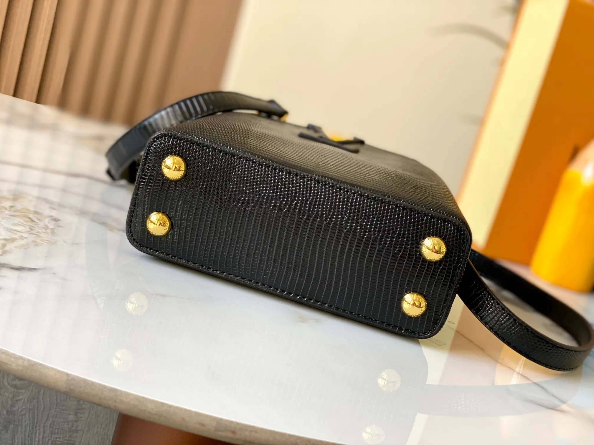 Top original P420 Guangzhou product M99527 black lizard gold buckle This Capucines mini handbag is wrapped in gorgeous lizard leather and lined with fine sheepskin, embellished with dazzling metal parts. The flip cover reads LV letters inside, and a Monogram flower blooms when turned out. Its compact size makes it a dazzling choice for evening occasions. Detailed features 21 x 14 x 8 cm (length x height x width)