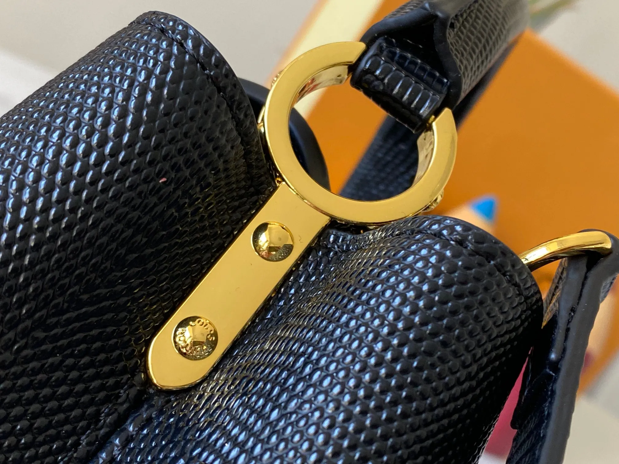Top original P420 Guangzhou product M99527 black lizard gold buckle This Capucines mini handbag is wrapped in gorgeous lizard leather and lined with fine sheepskin, embellished with dazzling metal parts. The flip cover reads LV letters inside, and a Monogram flower blooms when turned out. Its compact size makes it a dazzling choice for evening occasions. Detailed features 21 x 14 x 8 cm (length x height x width)