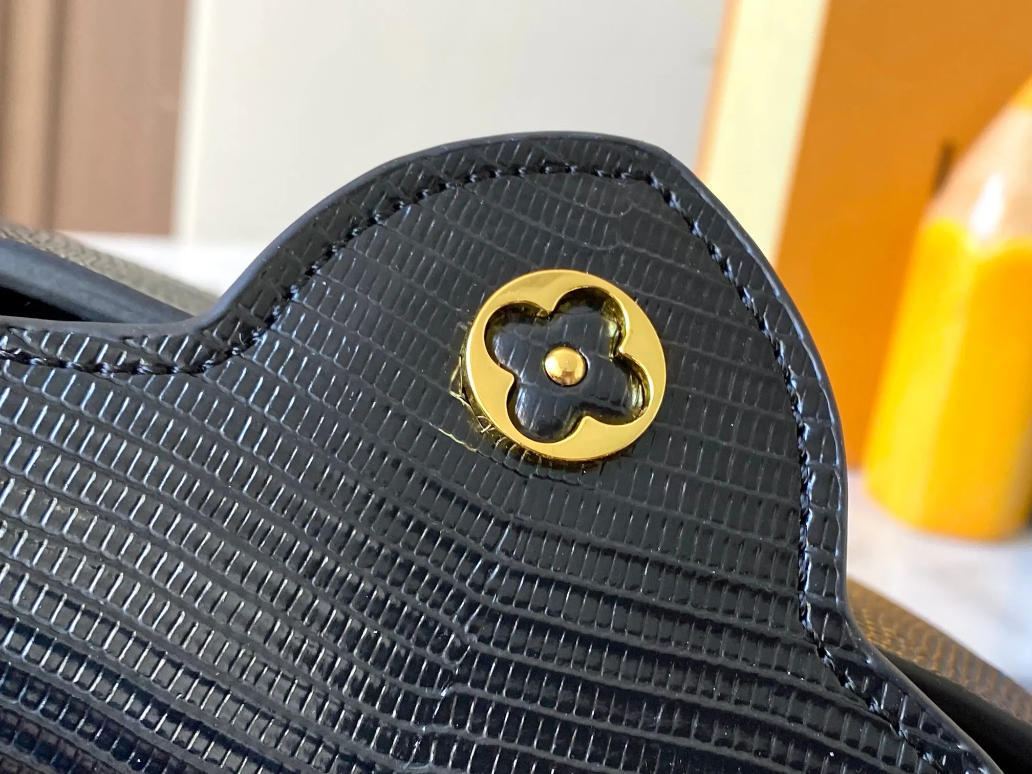 Top original P420 Guangzhou product M99527 black lizard gold buckle This Capucines mini handbag is wrapped in gorgeous lizard leather and lined with fine sheepskin, embellished with dazzling metal parts. The flip cover reads LV letters inside, and a Monogram flower blooms when turned out. Its compact size makes it a dazzling choice for evening occasions. Detailed features 21 x 14 x 8 cm (length x height x width)