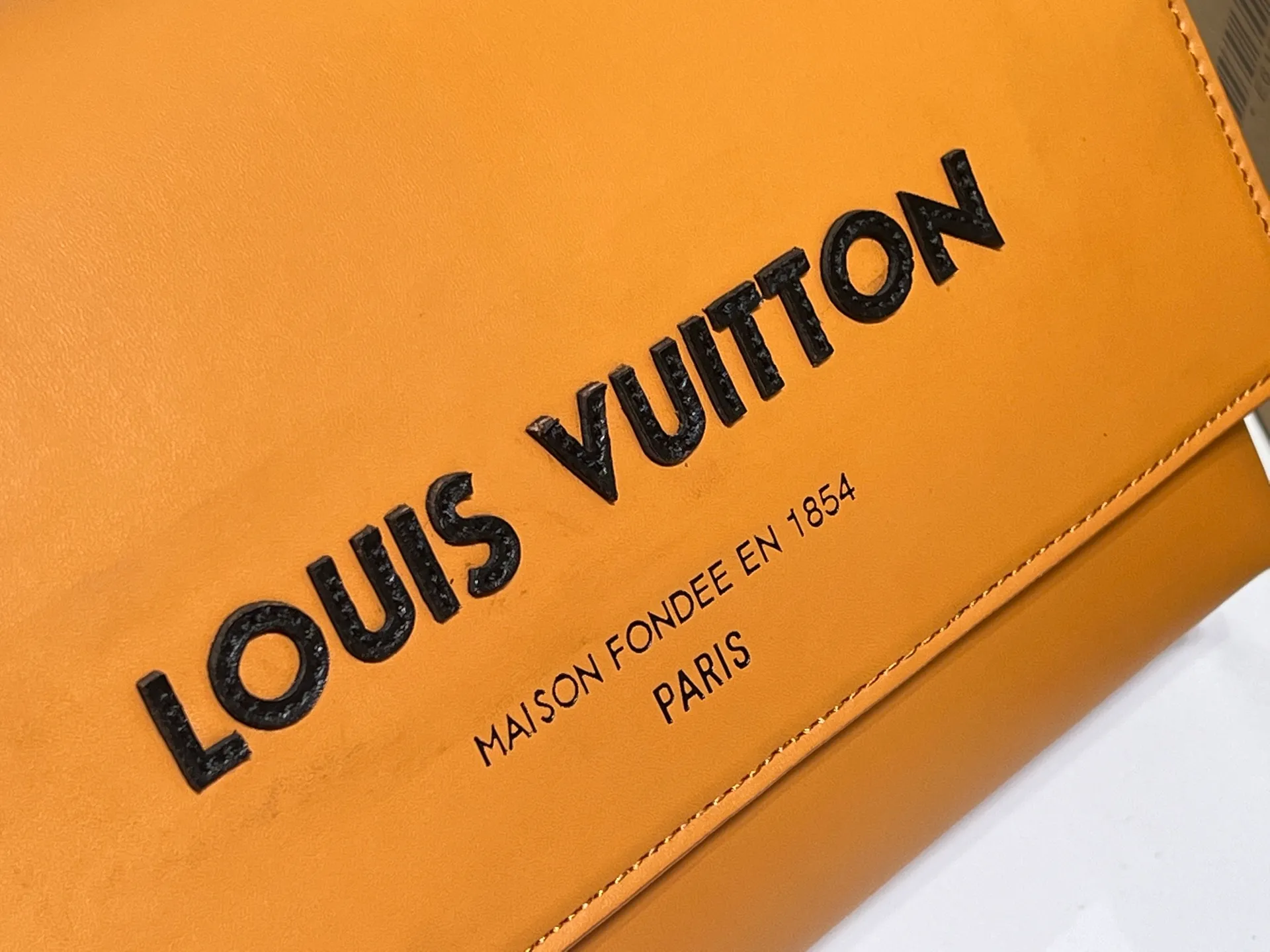 Batch 300💰M46018 Louis Vuitton's Pochette Metis embroidered messenger bag (orange style) belongs to LV's classic messenger bag series. It adopts an iconic design style and is both fashionable and practical. This orange version is particularly eye-catching and can easily become the focus of the eye in a match. Dimensions: 25x19x7 cm