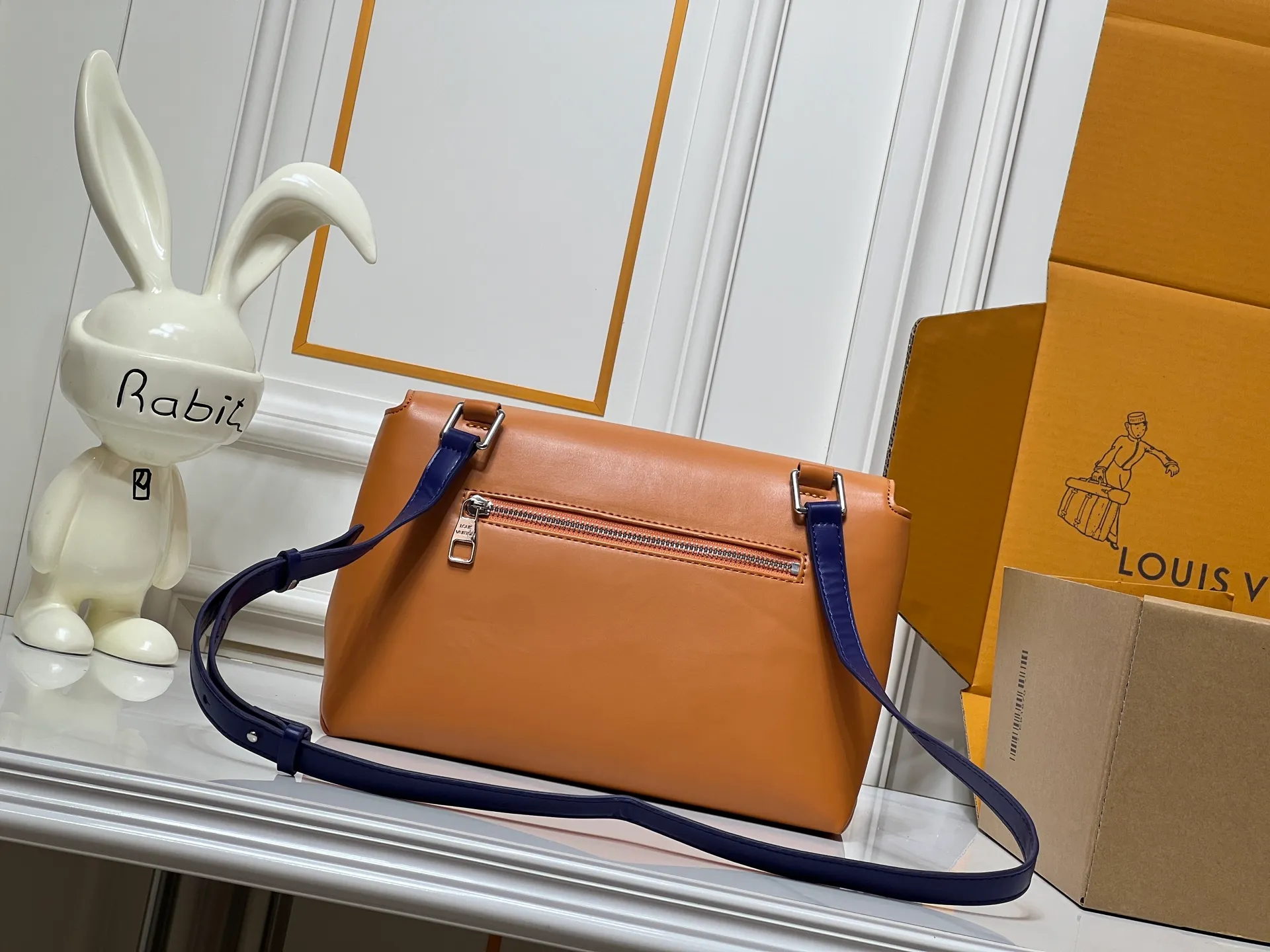 Batch 300💰M46018 Louis Vuitton's Pochette Metis embroidered messenger bag (orange style) belongs to LV's classic messenger bag series. It adopts an iconic design style and is both fashionable and practical. This orange version is particularly eye-catching and can easily become the focus of the eye in a match. Dimensions: 25x19x7 cm