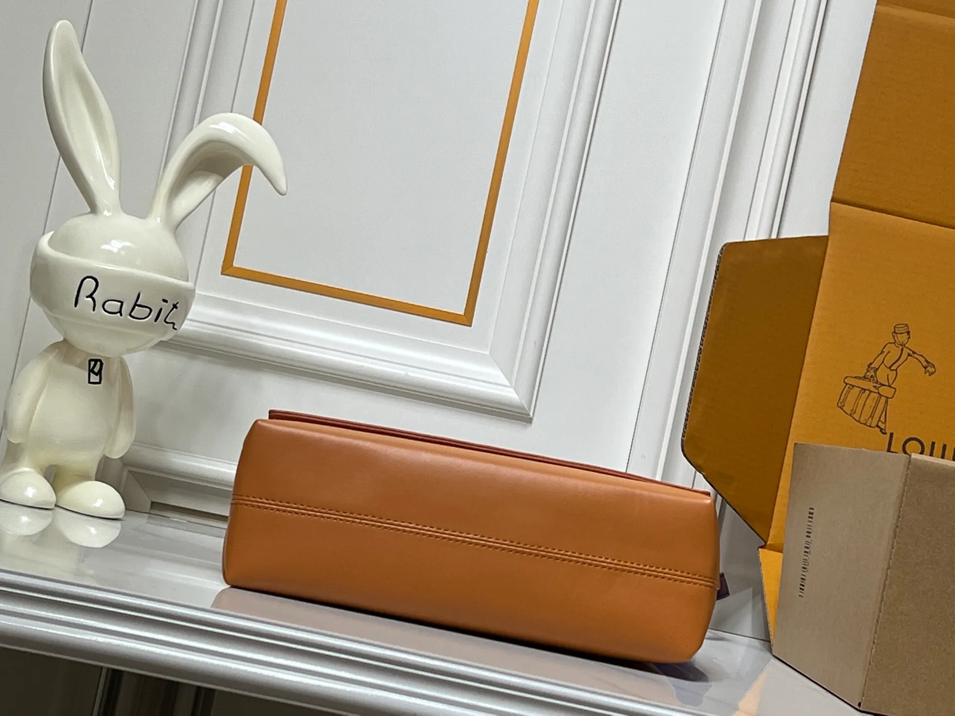 Batch 300💰M46018 Louis Vuitton's Pochette Metis embroidered messenger bag (orange style) belongs to LV's classic messenger bag series. It adopts an iconic design style and is both fashionable and practical. This orange version is particularly eye-catching and can easily become the focus of the eye in a match. Dimensions: 25x19x7 cm