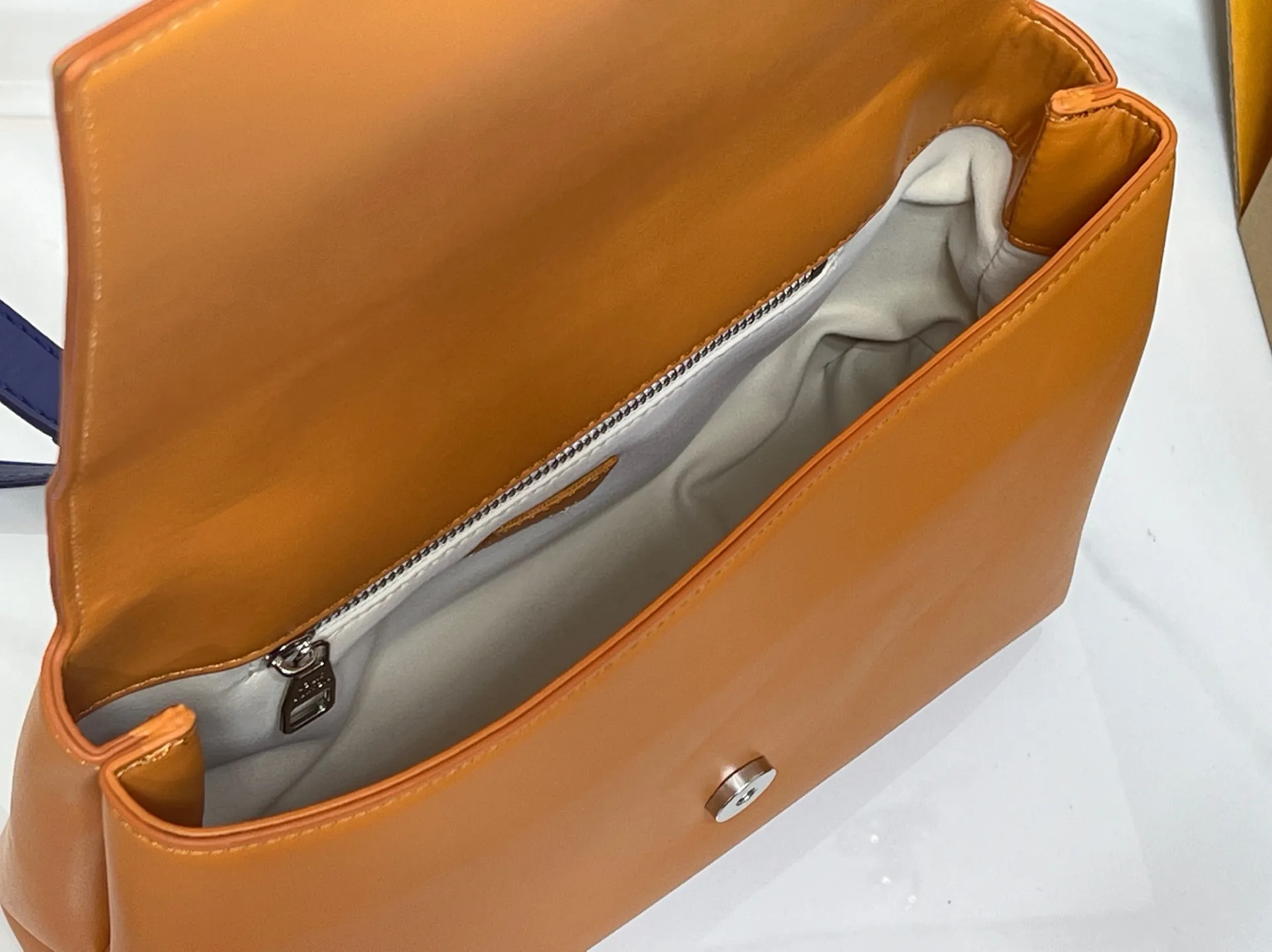 Batch 300💰M46018 Louis Vuitton's Pochette Metis embroidered messenger bag (orange style) belongs to LV's classic messenger bag series. It adopts an iconic design style and is both fashionable and practical. This orange version is particularly eye-catching and can easily become the focus of the eye in a match. Dimensions: 25x19x7 cm