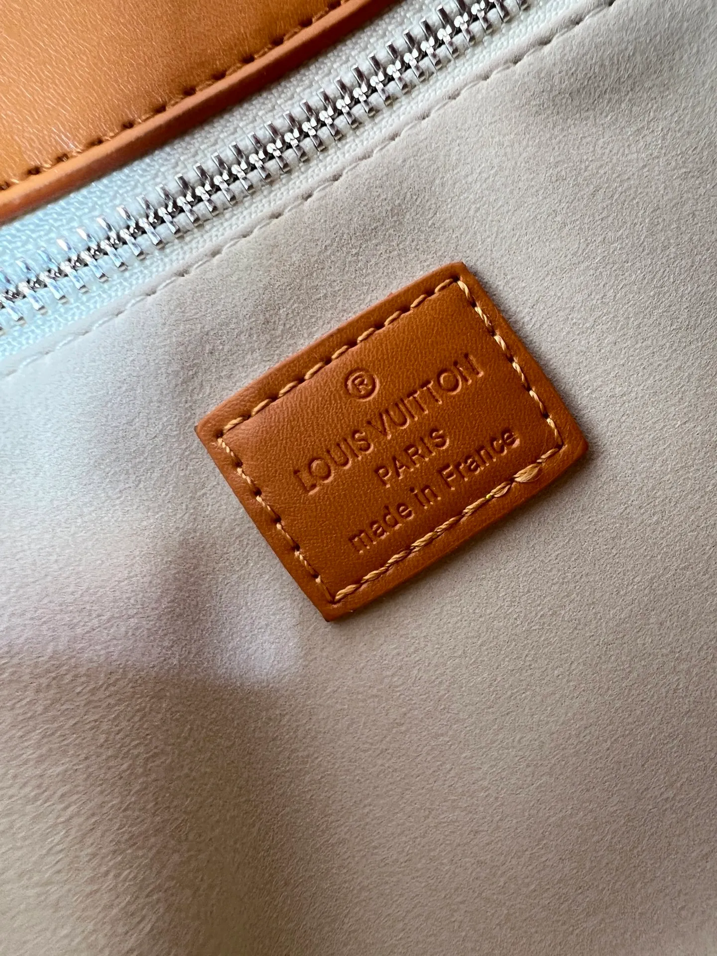Batch 300💰M46018 Louis Vuitton's Pochette Metis embroidered messenger bag (orange style) belongs to LV's classic messenger bag series. It adopts an iconic design style and is both fashionable and practical. This orange version is particularly eye-catching and can easily become the focus of the eye in a match. Dimensions: 25x19x7 cm