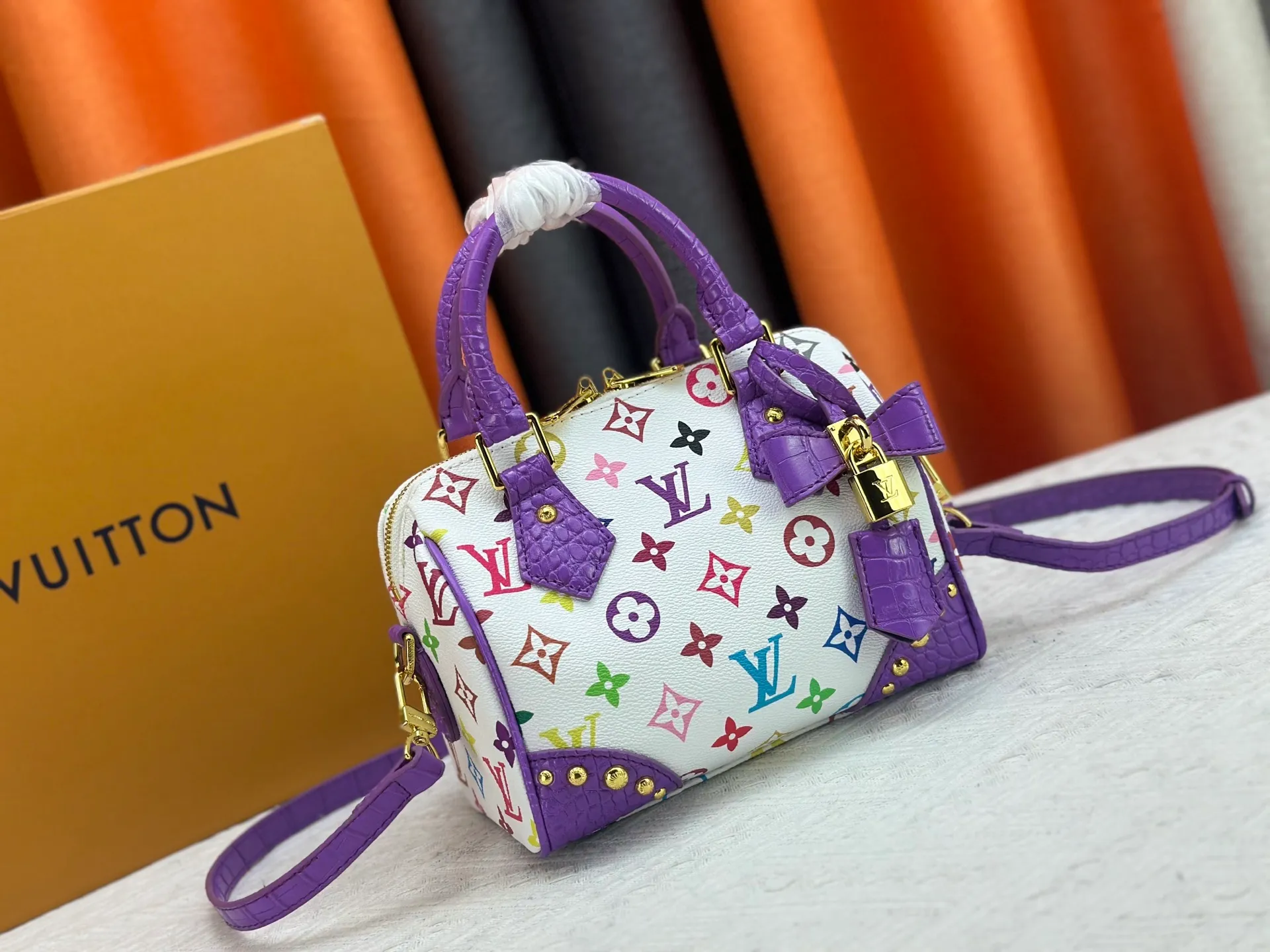 P260 Upgraded original crocodile pattern M13365 M58953 M46234 M46222 Speedy Bandoulière 20 handbag is made of soft coated canvas, and the full-length Monogram pattern is traced in colorful rainbow tones, highlighting the smart style of the Louis Vuitton x Murakami reissue series. The Toron handle and detachable shoulder strap are constructed of cow leather, the metal corners recall classic luggage elements, and the bow-shaped key bag and padlock add brand touches. Dimensions: 20.5 x 13.5 x 12.0 cm (length x height x width)