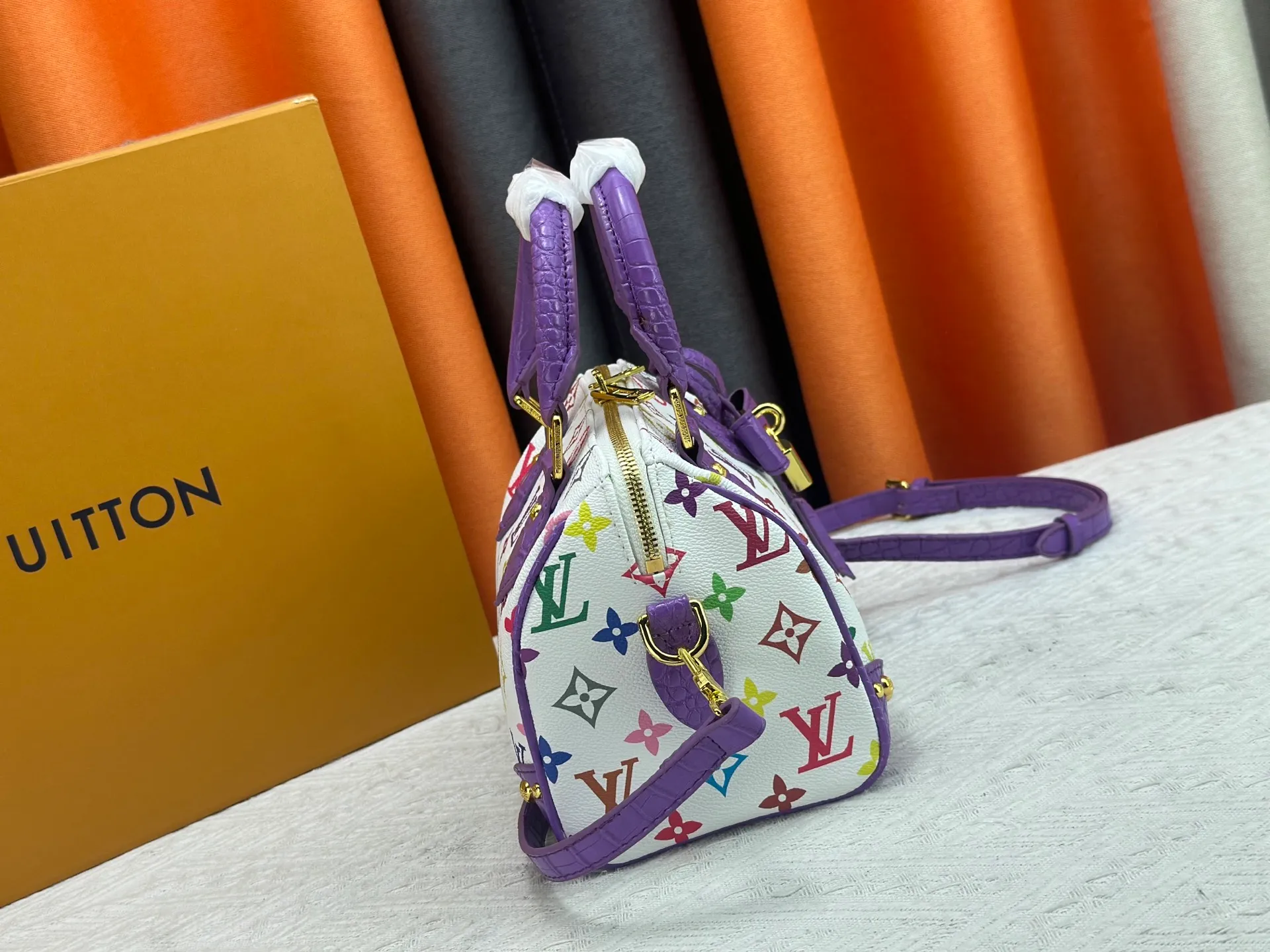 P260 Upgraded original crocodile pattern M13365 M58953 M46234 M46222 Speedy Bandoulière 20 handbag is made of soft coated canvas, and the full-length Monogram pattern is traced in colorful rainbow tones, highlighting the smart style of the Louis Vuitton x Murakami reissue series. The Toron handle and detachable shoulder strap are constructed of cow leather, the metal corners recall classic luggage elements, and the bow-shaped key bag and padlock add brand touches. Dimensions: 20.5 x 13.5 x 12.0 cm (length x height x width)