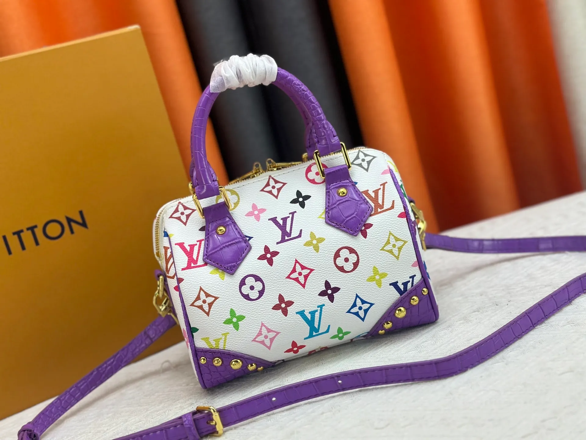 P260 Upgraded original crocodile pattern M13365 M58953 M46234 M46222 Speedy Bandoulière 20 handbag is made of soft coated canvas, and the full-length Monogram pattern is traced in colorful rainbow tones, highlighting the smart style of the Louis Vuitton x Murakami reissue series. The Toron handle and detachable shoulder strap are constructed of cow leather, the metal corners recall classic luggage elements, and the bow-shaped key bag and padlock add brand touches. Dimensions: 20.5 x 13.5 x 12.0 cm (length x height x width)