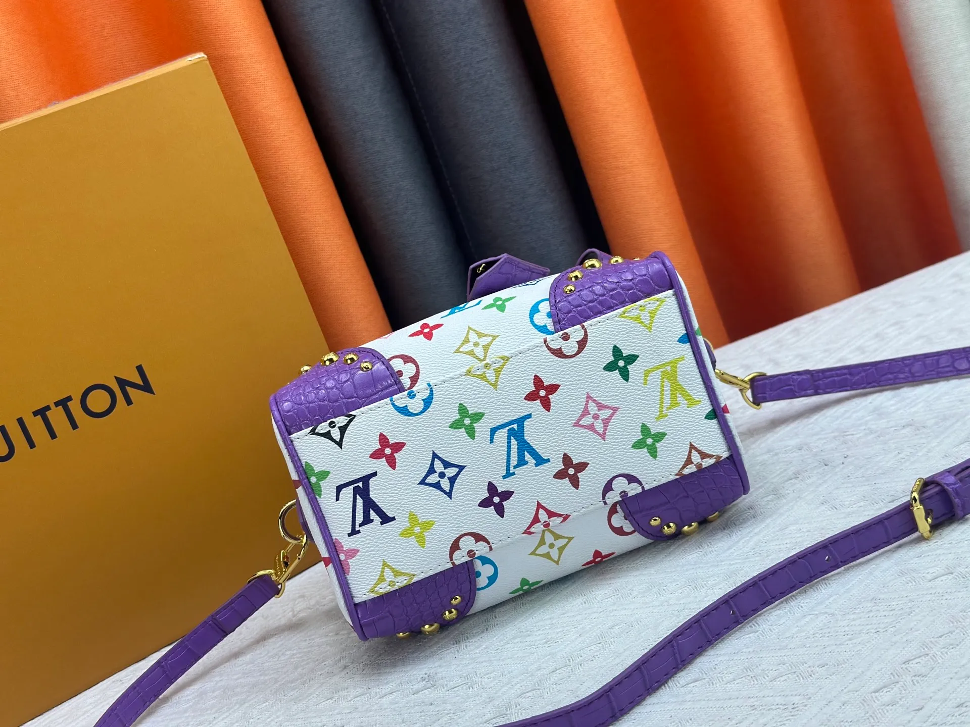 P260 Upgraded original crocodile pattern M13365 M58953 M46234 M46222 Speedy Bandoulière 20 handbag is made of soft coated canvas, and the full-length Monogram pattern is traced in colorful rainbow tones, highlighting the smart style of the Louis Vuitton x Murakami reissue series. The Toron handle and detachable shoulder strap are constructed of cow leather, the metal corners recall classic luggage elements, and the bow-shaped key bag and padlock add brand touches. Dimensions: 20.5 x 13.5 x 12.0 cm (length x height x width)