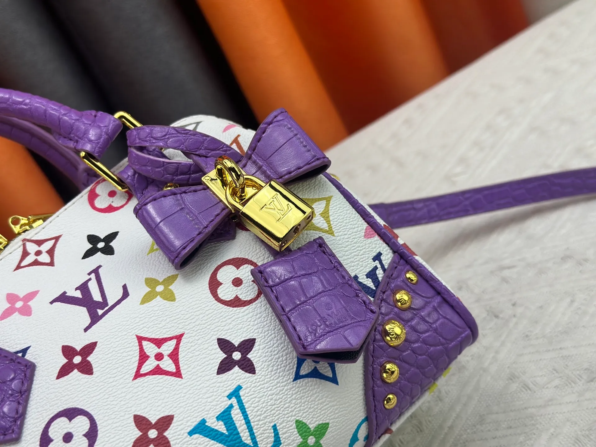 P260 Upgraded original crocodile pattern M13365 M58953 M46234 M46222 Speedy Bandoulière 20 handbag is made of soft coated canvas, and the full-length Monogram pattern is traced in colorful rainbow tones, highlighting the smart style of the Louis Vuitton x Murakami reissue series. The Toron handle and detachable shoulder strap are constructed of cow leather, the metal corners recall classic luggage elements, and the bow-shaped key bag and padlock add brand touches. Dimensions: 20.5 x 13.5 x 12.0 cm (length x height x width)