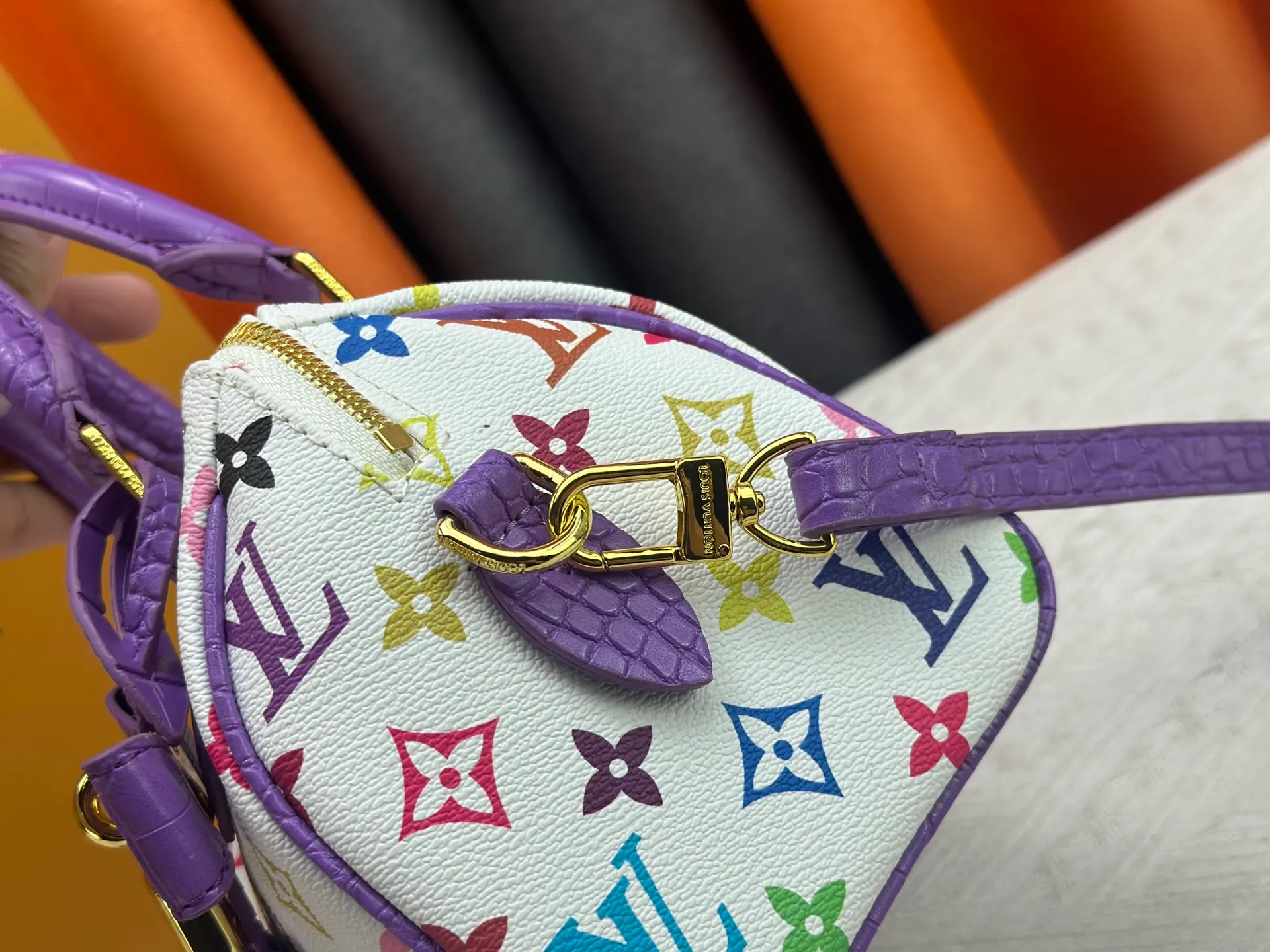 P260 Upgraded original crocodile pattern M13365 M58953 M46234 M46222 Speedy Bandoulière 20 handbag is made of soft coated canvas, and the full-length Monogram pattern is traced in colorful rainbow tones, highlighting the smart style of the Louis Vuitton x Murakami reissue series. The Toron handle and detachable shoulder strap are constructed of cow leather, the metal corners recall classic luggage elements, and the bow-shaped key bag and padlock add brand touches. Dimensions: 20.5 x 13.5 x 12.0 cm (length x height x width)