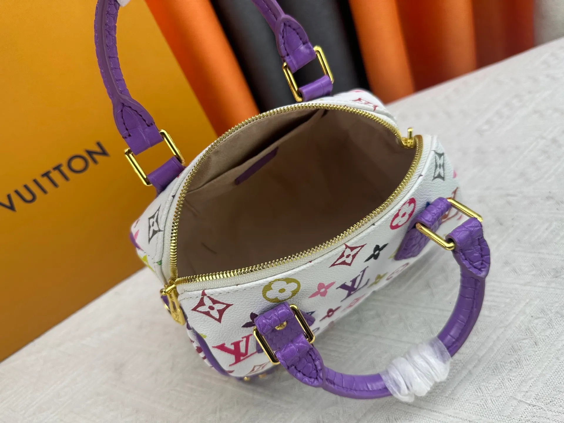 P260 Upgraded original crocodile pattern M13365 M58953 M46234 M46222 Speedy Bandoulière 20 handbag is made of soft coated canvas, and the full-length Monogram pattern is traced in colorful rainbow tones, highlighting the smart style of the Louis Vuitton x Murakami reissue series. The Toron handle and detachable shoulder strap are constructed of cow leather, the metal corners recall classic luggage elements, and the bow-shaped key bag and padlock add brand touches. Dimensions: 20.5 x 13.5 x 12.0 cm (length x height x width)