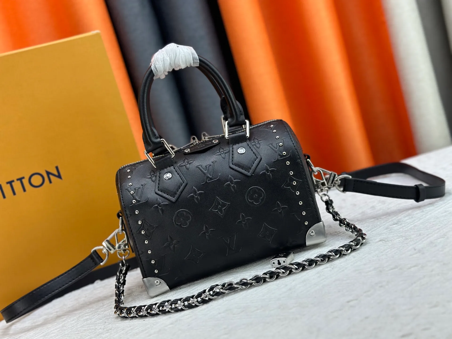 The P300 M13146 M14575 Speedy Trunk handbag reimagines the classic design with a bold concept and made an eye-catching appearance at the Louis Vuitton 2025 Cruise early spring show. Monogram canvas with Monogram Reverse trim shows Nicolas Ghesquière’s signature brushwork, and the dazzling metal hardware pays homage to the brand’s long trunk-making heritage. The shoulder strap and chain are detachable and can be worn cross-body, over the shoulder or by hand. Detailed Features 20.5x16 x11 cm (Length x Height x Width) Monogram canvas Cow leather trim Fabric lining Metal hardware Padlock Internal patch pocket Chain: Removable Chain half length: 13.0 cm Handle: Double handle