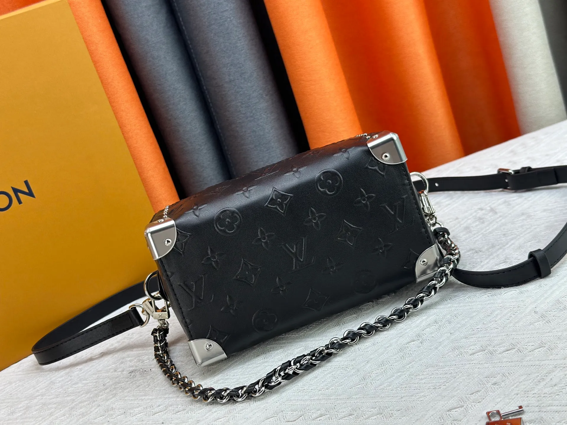 The P300 M13146 M14575 Speedy Trunk handbag reimagines the classic design with a bold concept and made an eye-catching appearance at the Louis Vuitton 2025 Cruise early spring show. Monogram canvas with Monogram Reverse trim shows Nicolas Ghesquière’s signature brushwork, and the dazzling metal hardware pays homage to the brand’s long trunk-making heritage. The shoulder strap and chain are detachable and can be worn cross-body, over the shoulder or by hand. Detailed Features 20.5x16 x11 cm (Length x Height x Width) Monogram canvas Cow leather trim Fabric lining Metal hardware Padlock Internal patch pocket Chain: Removable Chain half length: 13.0 cm Handle: Double handle