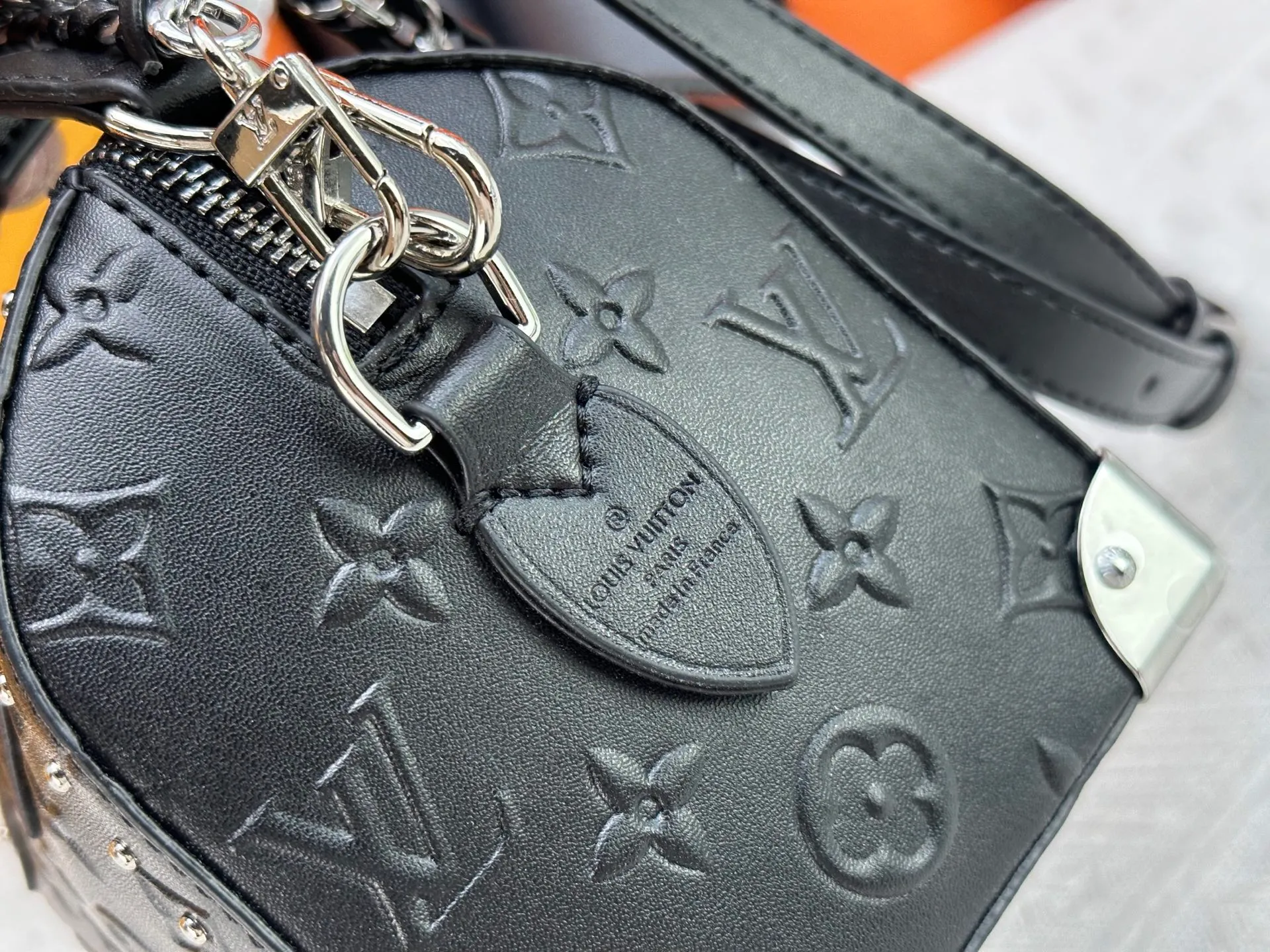 The P300 M13146 M14575 Speedy Trunk handbag reimagines the classic design with a bold concept and made an eye-catching appearance at the Louis Vuitton 2025 Cruise early spring show. Monogram canvas with Monogram Reverse trim shows Nicolas Ghesquière’s signature brushwork, and the dazzling metal hardware pays homage to the brand’s long trunk-making heritage. The shoulder strap and chain are detachable and can be worn cross-body, over the shoulder or by hand. Detailed Features 20.5x16 x11 cm (Length x Height x Width) Monogram canvas Cow leather trim Fabric lining Metal hardware Padlock Internal patch pocket Chain: Removable Chain half length: 13.0 cm Handle: Double handle