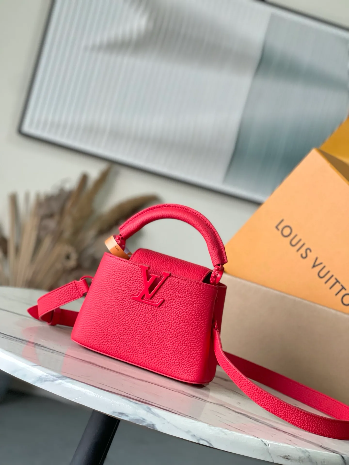 💰1960 "Special Original Leather" M11798 Red Paint Mini This Capucines mini handbag is made of matte Taurillon cow leather with metal parts, which makes the classic design show off its neat style. The flap can be worn externally or internally, and the neat interior is equipped with multiple pockets. Attach the adjustable shoulder strap for easy cross-body wear. Dimensions: 21 × 13.6 × 8 cm