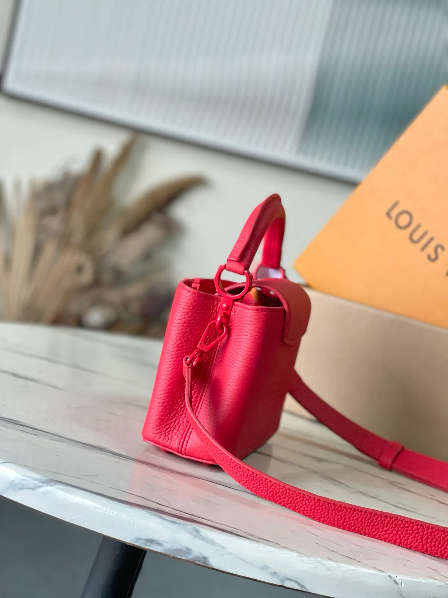 💰1960 "Special Original Leather" M11798 Red Paint Mini This Capucines mini handbag is made of matte Taurillon cow leather with metal parts, which makes the classic design show off its neat style. The flap can be worn externally or internally, and the neat interior is equipped with multiple pockets. Attach the adjustable shoulder strap for easy cross-body wear. Dimensions: 21 × 13.6 × 8 cm