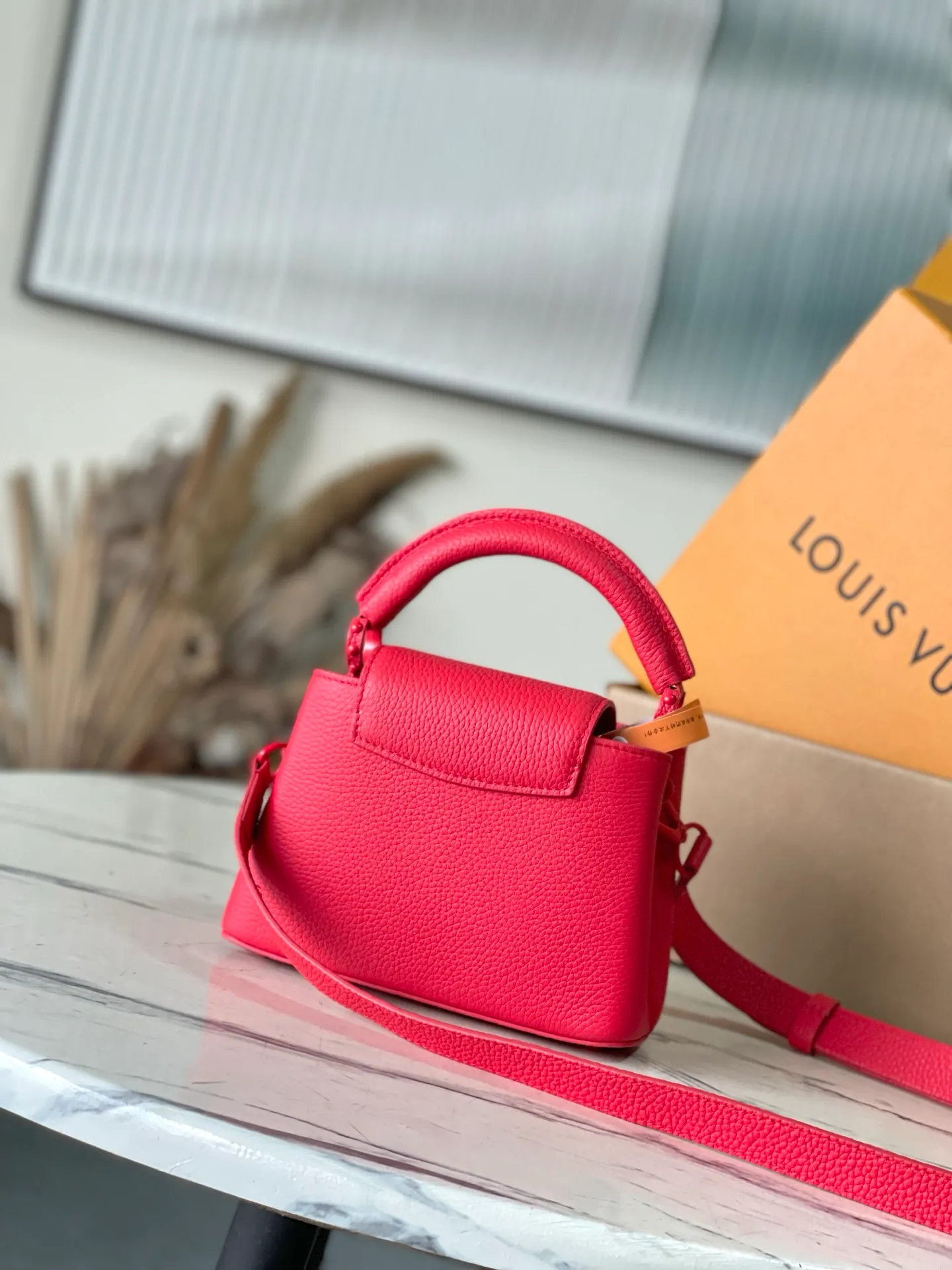💰1960 "Special Original Leather" M11798 Red Paint Mini This Capucines mini handbag is made of matte Taurillon cow leather with metal parts, which makes the classic design show off its neat style. The flap can be worn externally or internally, and the neat interior is equipped with multiple pockets. Attach the adjustable shoulder strap for easy cross-body wear. Dimensions: 21 × 13.6 × 8 cm