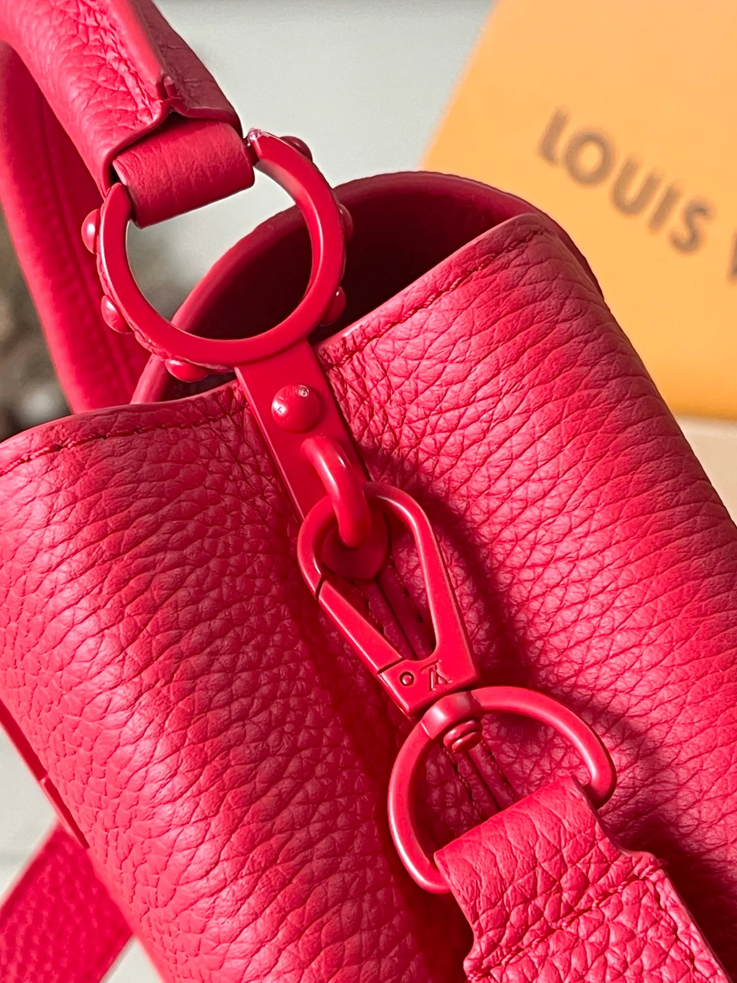 💰1960 "Special Original Leather" M11798 Red Paint Mini This Capucines mini handbag is made of matte Taurillon cow leather with metal parts, which makes the classic design show off its neat style. The flap can be worn externally or internally, and the neat interior is equipped with multiple pockets. Attach the adjustable shoulder strap for easy cross-body wear. Dimensions: 21 × 13.6 × 8 cm