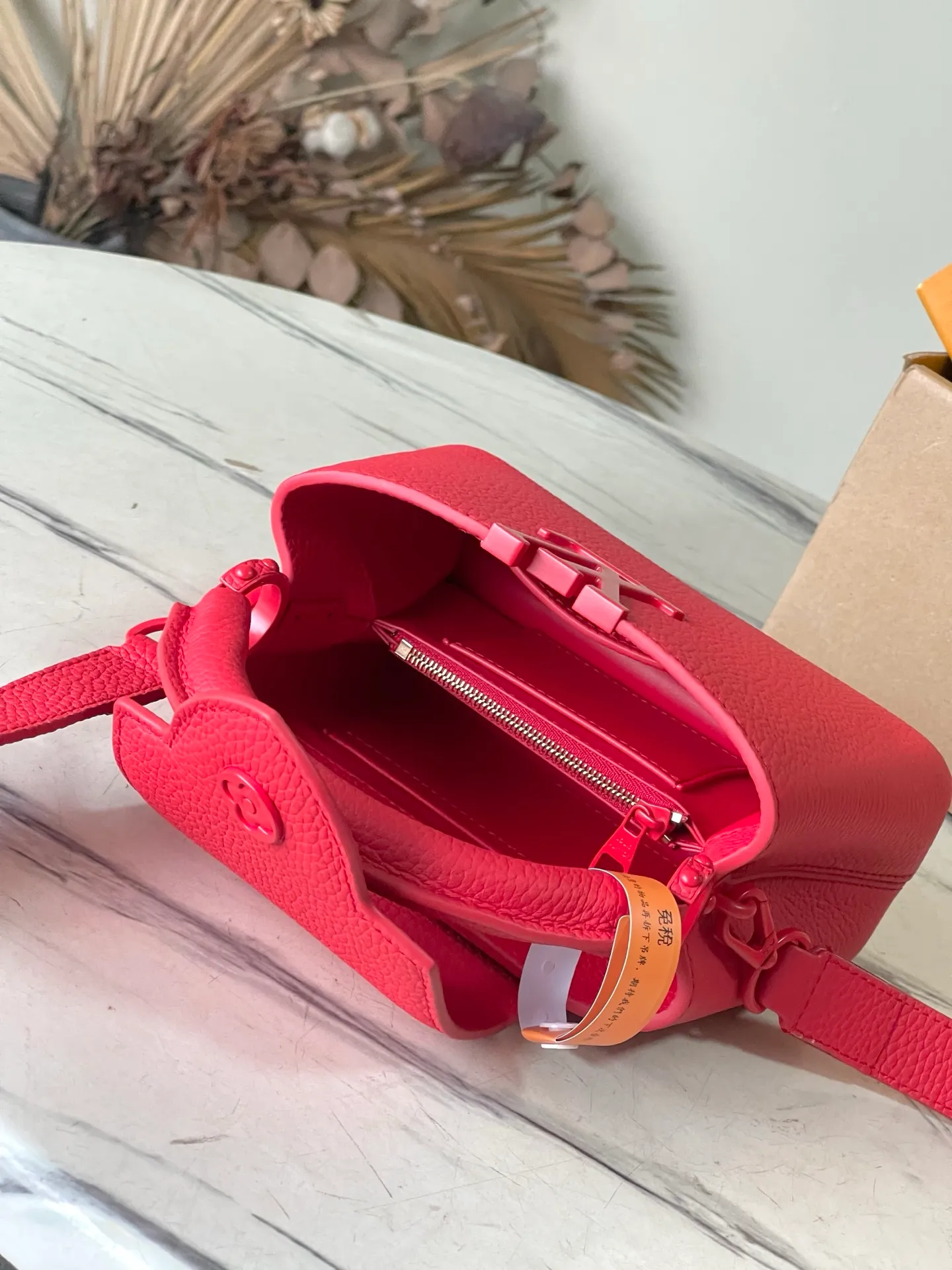 💰1960 "Special Original Leather" M11798 Red Paint Mini This Capucines mini handbag is made of matte Taurillon cow leather with metal parts, which makes the classic design show off its neat style. The flap can be worn externally or internally, and the neat interior is equipped with multiple pockets. Attach the adjustable shoulder strap for easy cross-body wear. Dimensions: 21 × 13.6 × 8 cm