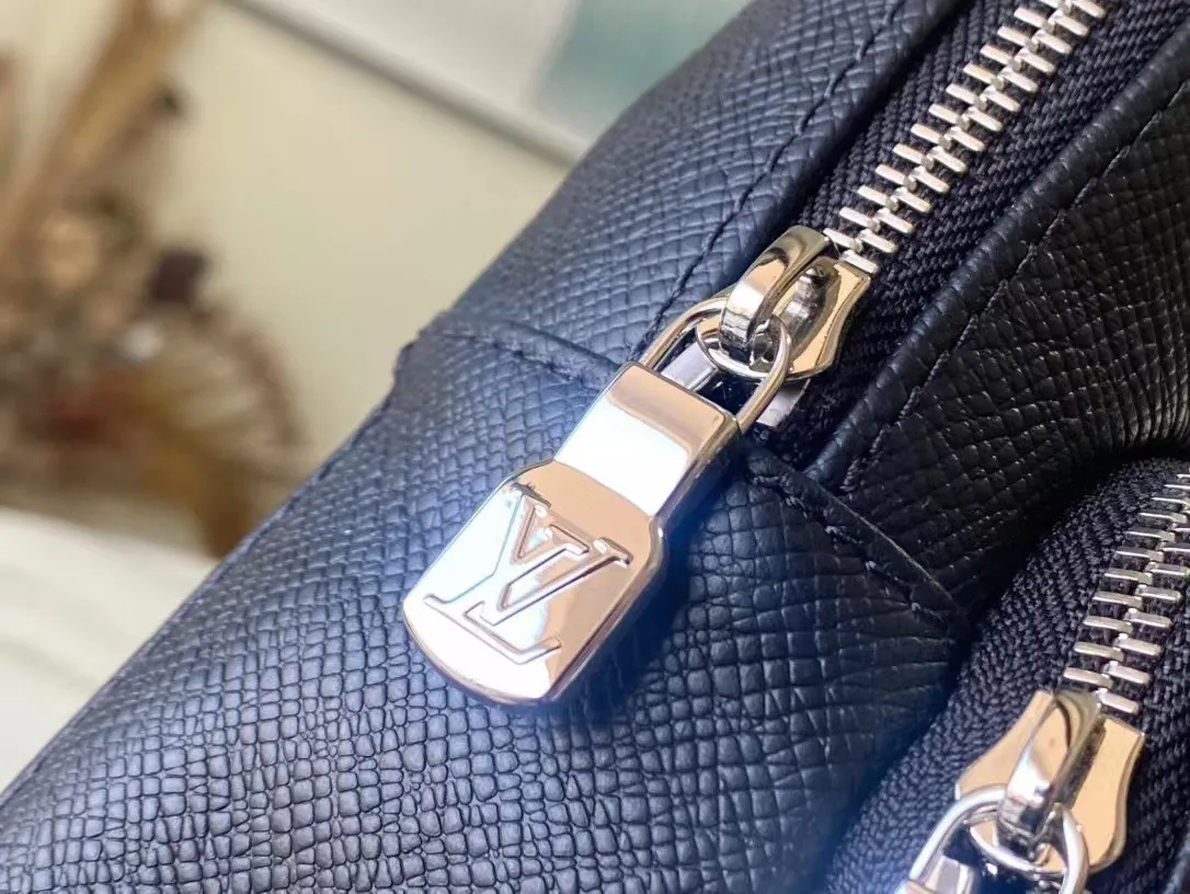 💰820 (first-grain leather) top-quality original M30443 Avenue shoulder bag uses Taïga leather to outline iconic lines, embellished with letters, and has a front zipper pocket and an inner patch pocket to integrate functionality, providing a trendy alternative to traditional backpacks. Adjustable shoulder straps and hook buckles enable left and right carrying options. Dimensions: 20.0 x 31.0 x 10.0 cm