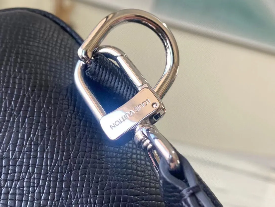 💰820 (first-grain leather) top-quality original M30443 Avenue shoulder bag uses Taïga leather to outline iconic lines, embellished with letters, and has a front zipper pocket and an inner patch pocket to integrate functionality, providing a trendy alternative to traditional backpacks. Adjustable shoulder straps and hook buckles enable left and right carrying options. Dimensions: 20.0 x 31.0 x 10.0 cm