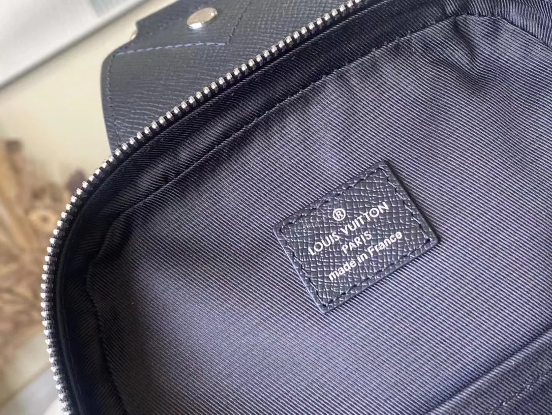 💰820 (first-grain leather) top-quality original M30443 Avenue shoulder bag uses Taïga leather to outline iconic lines, embellished with letters, and has a front zipper pocket and an inner patch pocket to integrate functionality, providing a trendy alternative to traditional backpacks. Adjustable shoulder straps and hook buckles enable left and right carrying options. Dimensions: 20.0 x 31.0 x 10.0 cm